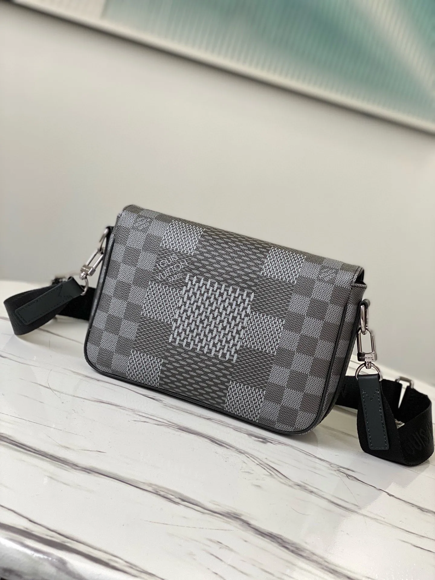 💰840 Top Original N50013 Graphite Color This Studio messenger bag is made of Damier Graphite 3D canvas, telling the modern renewal of the brand's legendary plaid. The neat structure includes ample functional space, and the detachable shoulder strap is subtly embellished with the brand logo, defining a trendy new way to store travel items. Dimensions: 23.5 x 14 x 5 cm