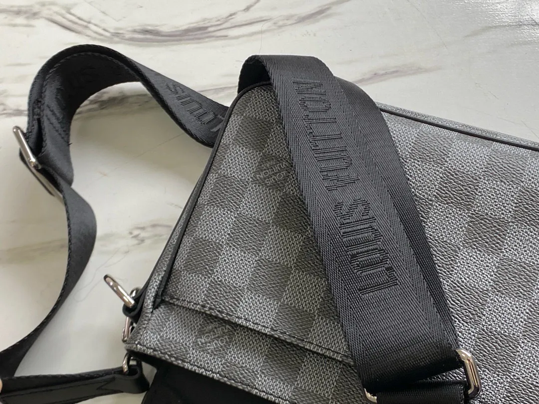 💰840 Top Original N50013 Graphite Color This Studio messenger bag is made of Damier Graphite 3D canvas, telling the modern renewal of the brand's legendary plaid. The neat structure includes ample functional space, and the detachable shoulder strap is subtly embellished with the brand logo, defining a trendy new way to store travel items. Dimensions: 23.5 x 14 x 5 cm