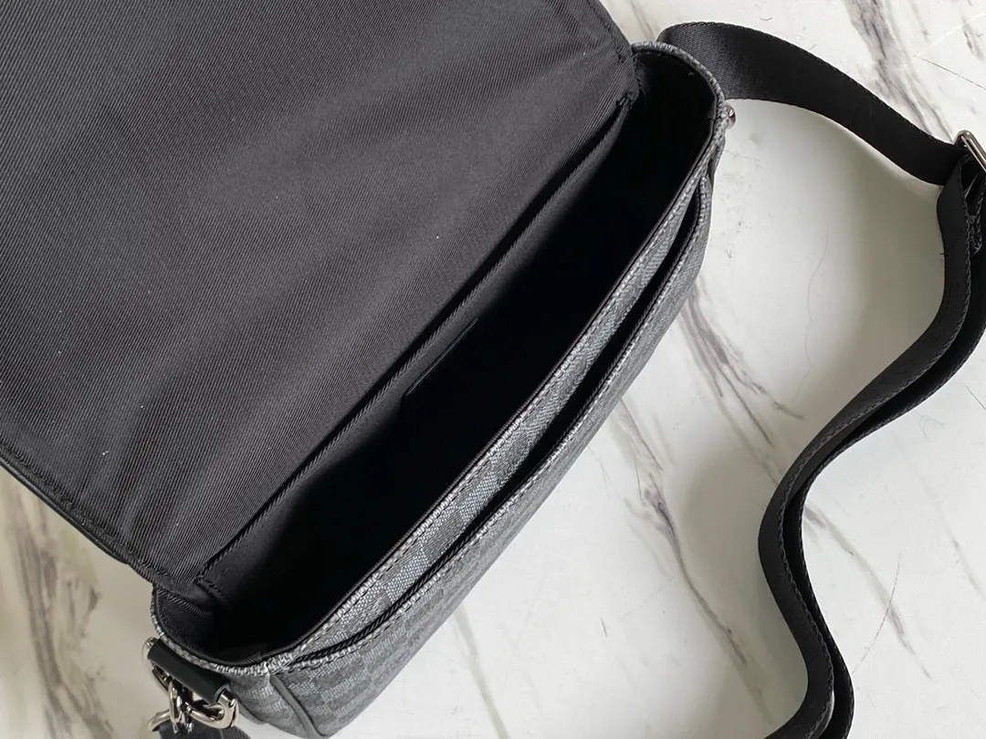 💰840 Top Original N50013 Graphite Color This Studio messenger bag is made of Damier Graphite 3D canvas, telling the modern renewal of the brand's legendary plaid. The neat structure includes ample functional space, and the detachable shoulder strap is subtly embellished with the brand logo, defining a trendy new way to store travel items. Dimensions: 23.5 x 14 x 5 cm