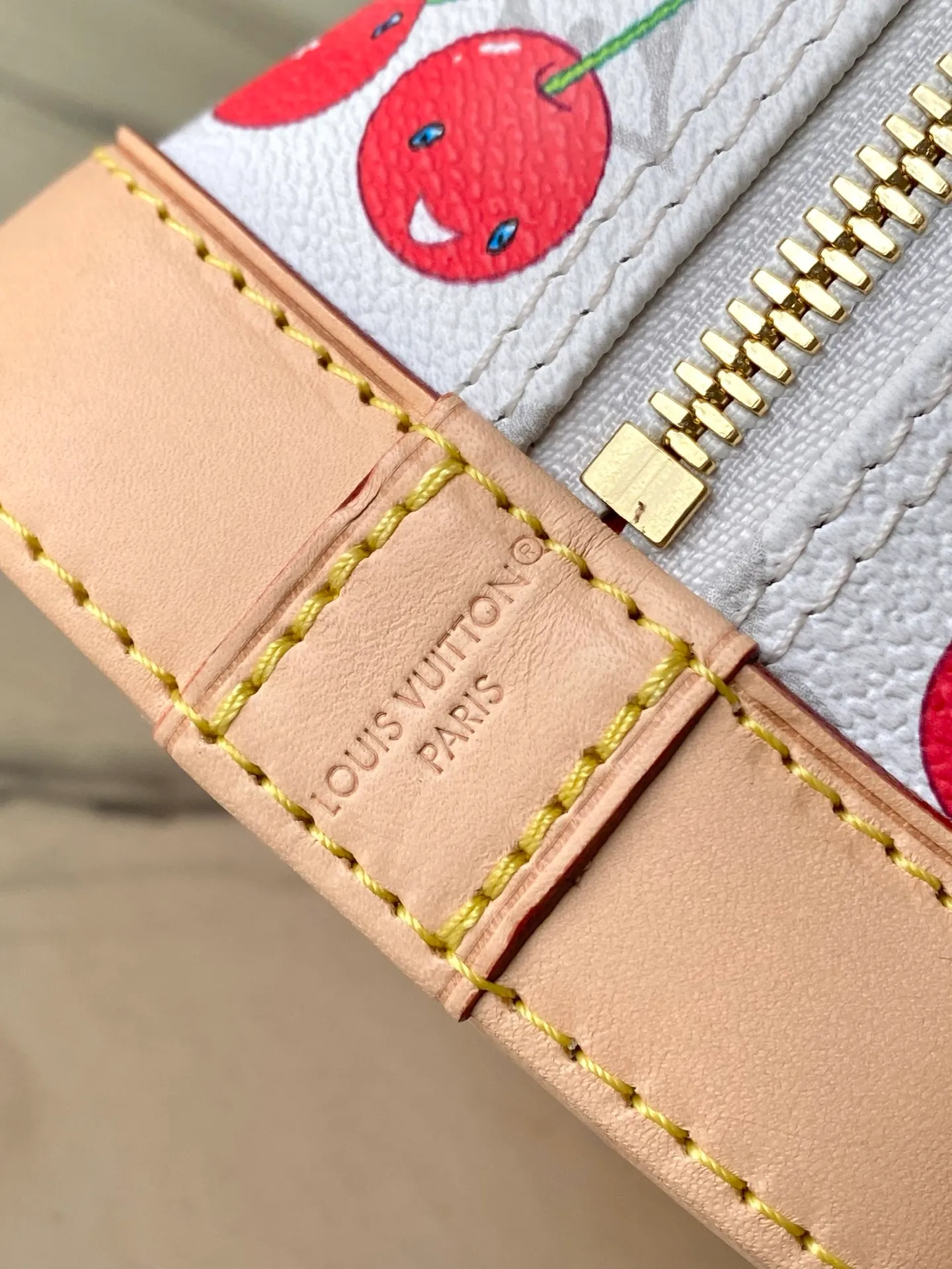 💰960 Top Original Order M14234 This AlmaBB handbag blends into the joyful atmosphere of the Louis Vuitton x Takashi Murakami replica series, using Monogram coated canvas to outline the Art Deco style outline, highlighting the bright cherry pattern painted by the artist. The Toron top handle, bottom and bow-shaped key holder are all made of leather. Dimensions: 23.5 × 17.5 × 11.5 cm