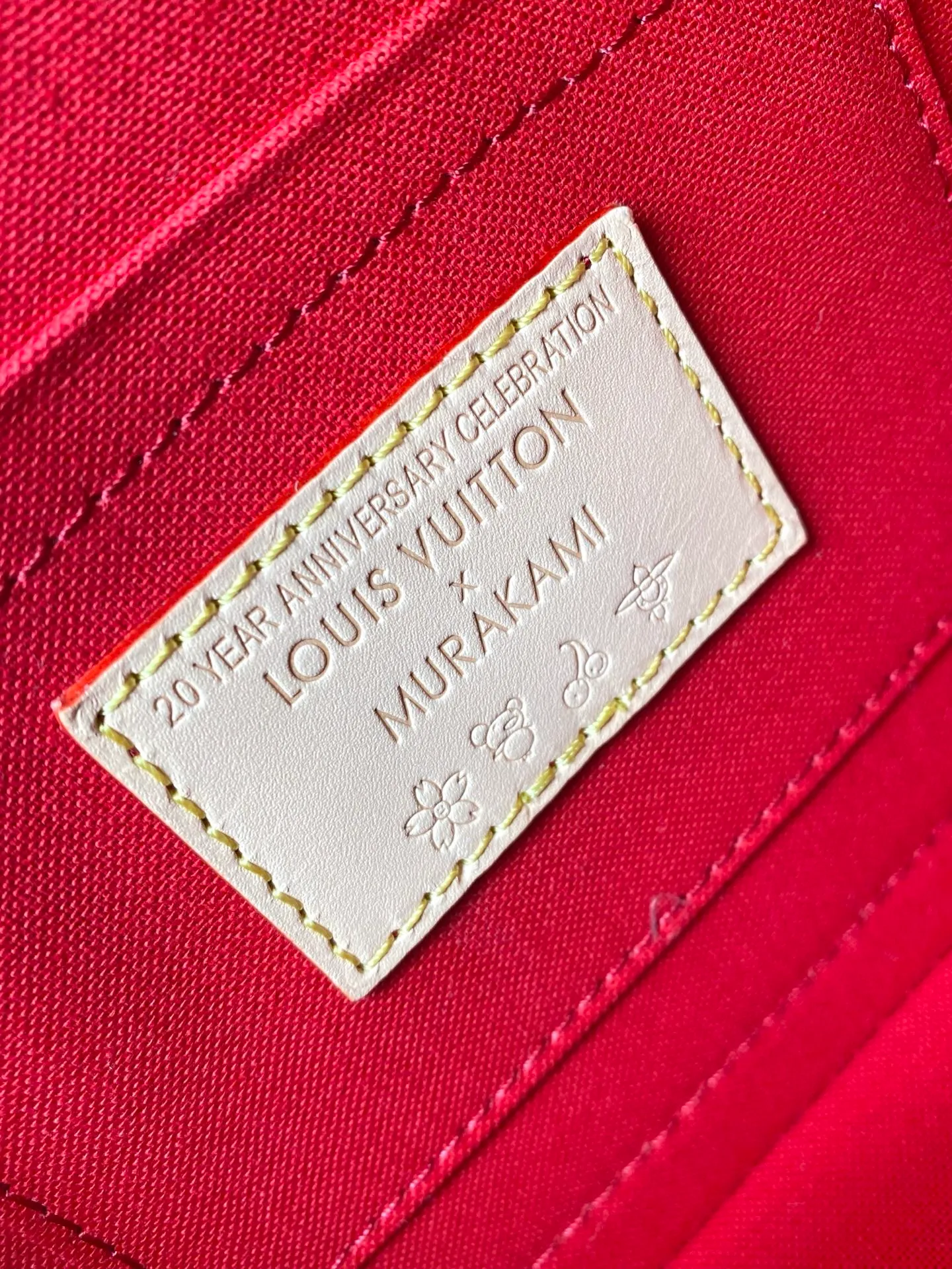 💰960 Top Original Order M14234 This AlmaBB handbag blends into the joyful atmosphere of the Louis Vuitton x Takashi Murakami replica series, using Monogram coated canvas to outline the Art Deco style outline, highlighting the bright cherry pattern painted by the artist. The Toron top handle, bottom and bow-shaped key holder are all made of leather. Dimensions: 23.5 × 17.5 × 11.5 cm