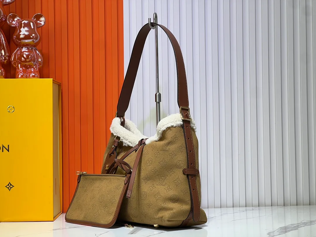 Batch 340💰M11843 M46203 (Cow leather, digital punching process) The CarryAll small handbag is from the LV Ski series. It is made of Monogram perforated suede leather with shearling trim, making it a comfortable and warm choice in winter. The magnetic closure and leather strap provide ample space for easily storing a long wallet and daily necessities. 29.0 x 24.0 x 12.0 cm (L x H x W) • Suede lambskin • Metal hardware • Small internal patch pocket • Internal zip pocket • Magnetic closure • Holds smartphone, keys, Zippy wallet and headphones • Shoulder strap: removable, adjustable • Half-length strap: 27.0 cm • Half-length strap adjustable to: 48.0 cm • Handle: single handle, removable