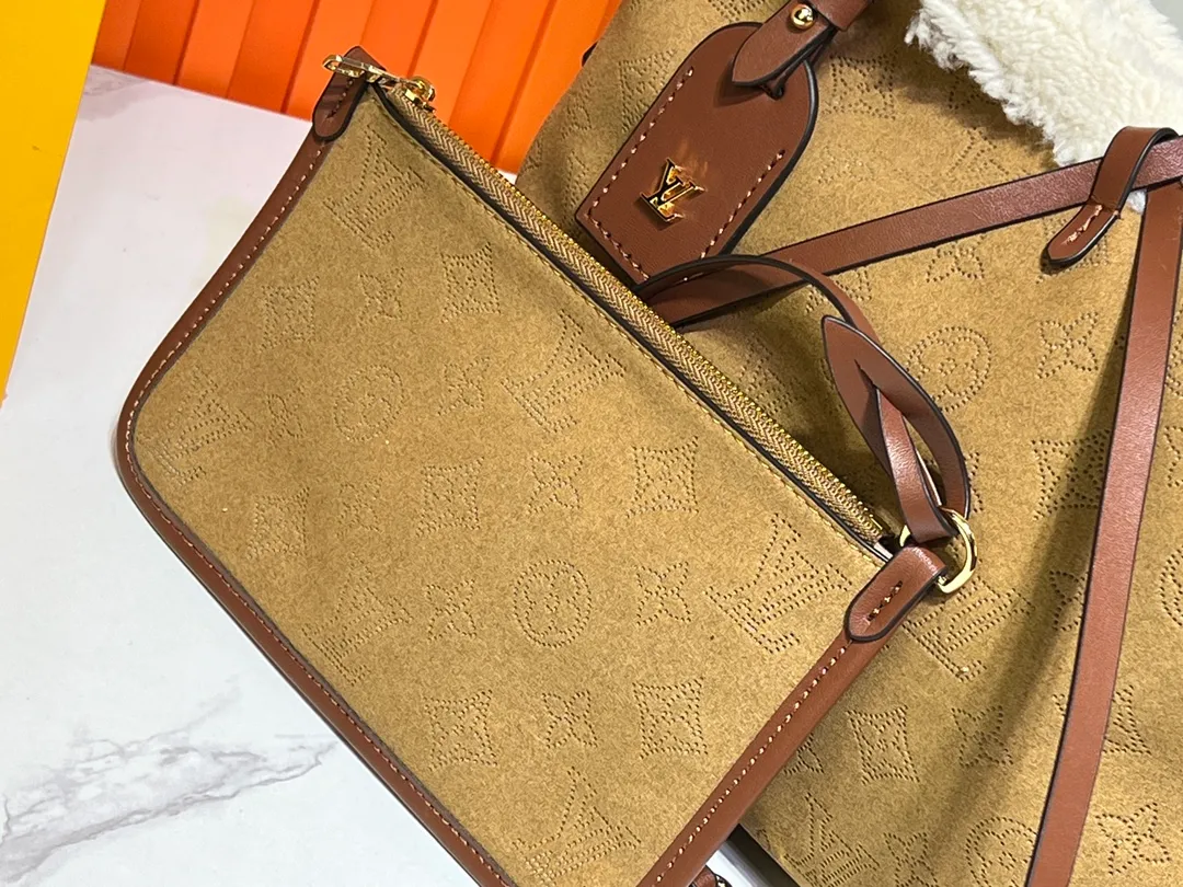Batch 340💰M11843 M46203 (Cow leather, digital punching process) The CarryAll small handbag is from the LV Ski series. It is made of Monogram perforated suede leather with shearling trim, making it a comfortable and warm choice in winter. The magnetic closure and leather strap provide ample space for easily storing a long wallet and daily necessities. 29.0 x 24.0 x 12.0 cm (L x H x W) • Suede lambskin • Metal hardware • Small internal patch pocket • Internal zip pocket • Magnetic closure • Holds smartphone, keys, Zippy wallet and headphones • Shoulder strap: removable, adjustable • Half-length strap: 27.0 cm • Half-length strap adjustable to: 48.0 cm • Handle: single handle, removable