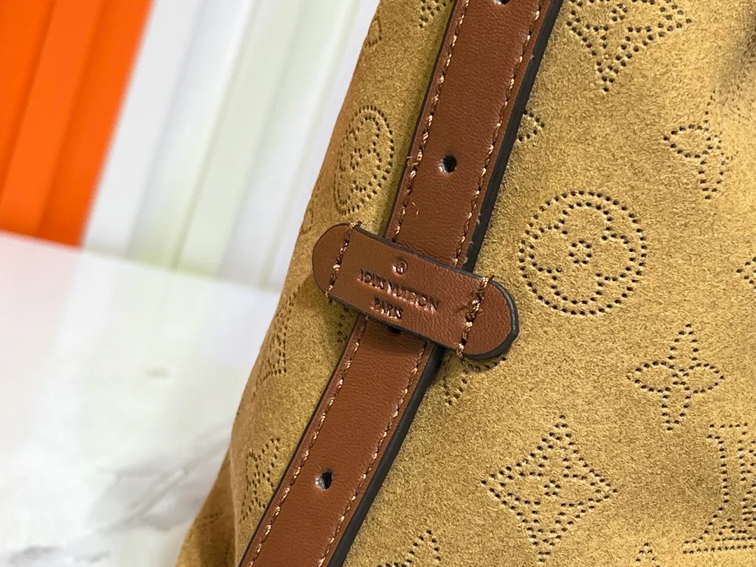 Batch 340💰M11843 M46203 (Cow leather, digital punching process) The CarryAll small handbag is from the LV Ski series. It is made of Monogram perforated suede leather with shearling trim, making it a comfortable and warm choice in winter. The magnetic closure and leather strap provide ample space for easily storing a long wallet and daily necessities. 29.0 x 24.0 x 12.0 cm (L x H x W) • Suede lambskin • Metal hardware • Small internal patch pocket • Internal zip pocket • Magnetic closure • Holds smartphone, keys, Zippy wallet and headphones • Shoulder strap: removable, adjustable • Half-length strap: 27.0 cm • Half-length strap adjustable to: 48.0 cm • Handle: single handle, removable