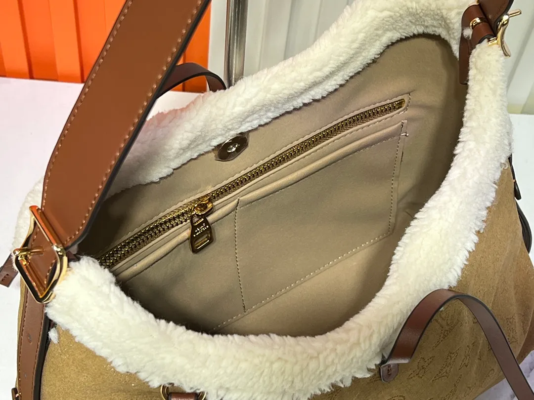 Batch 340💰M11843 M46203 (Cow leather, digital punching process) The CarryAll small handbag is from the LV Ski series. It is made of Monogram perforated suede leather with shearling trim, making it a comfortable and warm choice in winter. The magnetic closure and leather strap provide ample space for easily storing a long wallet and daily necessities. 29.0 x 24.0 x 12.0 cm (L x H x W) • Suede lambskin • Metal hardware • Small internal patch pocket • Internal zip pocket • Magnetic closure • Holds smartphone, keys, Zippy wallet and headphones • Shoulder strap: removable, adjustable • Half-length strap: 27.0 cm • Half-length strap adjustable to: 48.0 cm • Handle: single handle, removable