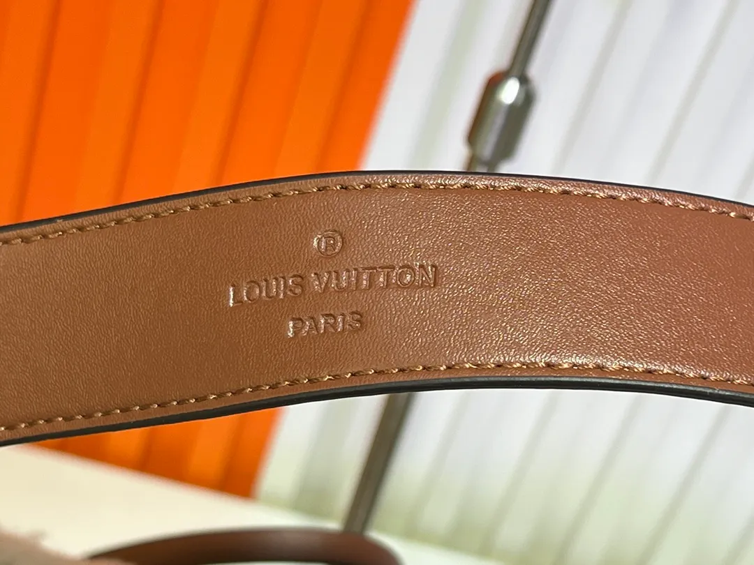Batch 340💰M11843 M46203 (Cow leather, digital punching process) The CarryAll small handbag is from the LV Ski series. It is made of Monogram perforated suede leather with shearling trim, making it a comfortable and warm choice in winter. The magnetic closure and leather strap provide ample space for easily storing a long wallet and daily necessities. 29.0 x 24.0 x 12.0 cm (L x H x W) • Suede lambskin • Metal hardware • Small internal patch pocket • Internal zip pocket • Magnetic closure • Holds smartphone, keys, Zippy wallet and headphones • Shoulder strap: removable, adjustable • Half-length strap: 27.0 cm • Half-length strap adjustable to: 48.0 cm • Handle: single handle, removable