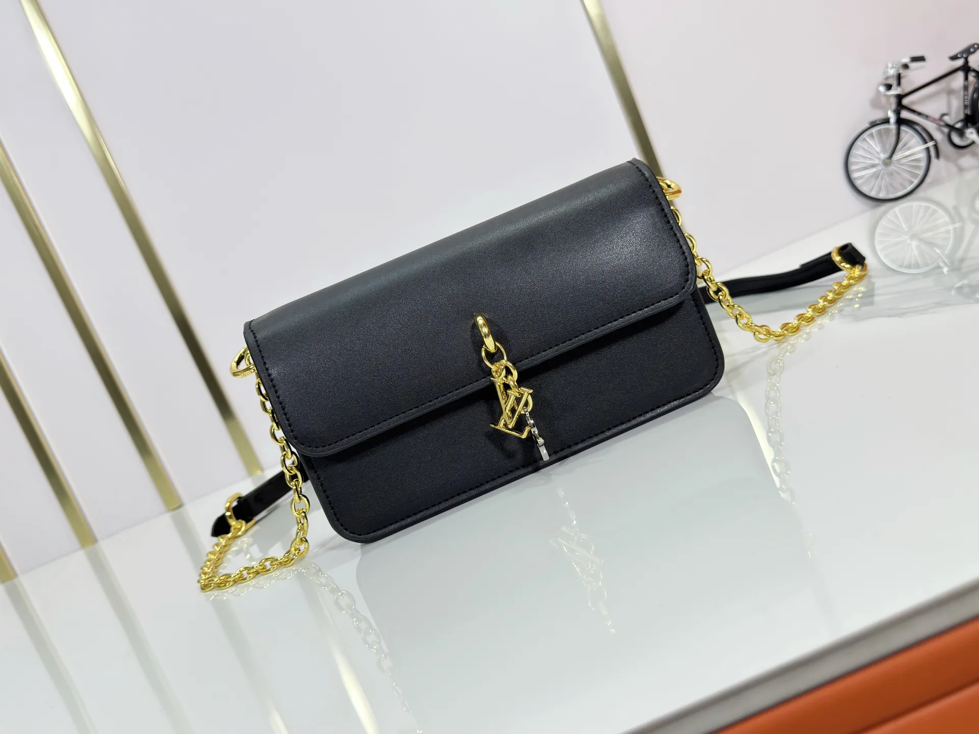 P240 M14564 M14547 M14581 M14549 M14548 Official website latest🆕Spring and summer commuter chain card holder, hijab with original LV letter hardware, original frosted leather, fine and soft leather, exquisite and compact version, equipped with three card slots, which can insert cards💳 and can hold mobile phones📱! Equipped with a ⛓chain shoulder strap, it can be worn 🉑on one shoulder🉑cross the body. When the chains ⛓ are overlapped, it can be carried under the armpits or directly used as a clutch bag! One bag, multiple ways to carry it, looks great and is very practical! Size: 20×11.5×4CM