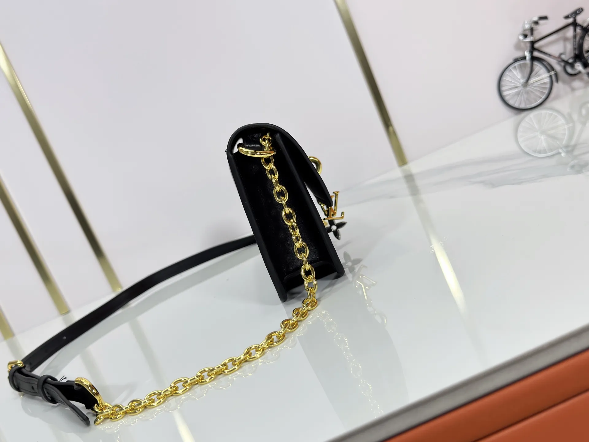 P240 M14564 M14547 M14581 M14549 M14548 Official website latest🆕Spring and summer commuter chain card holder, hijab with original LV letter hardware, original frosted leather, fine and soft leather, exquisite and compact version, equipped with three card slots, which can insert cards💳 and can hold mobile phones📱! Equipped with a ⛓chain shoulder strap, it can be worn 🉑on one shoulder🉑cross the body. When the chains ⛓ are overlapped, it can be carried under the armpits or directly used as a clutch bag! One bag, multiple ways to carry it, looks great and is very practical! Size: 20×11.5×4CM