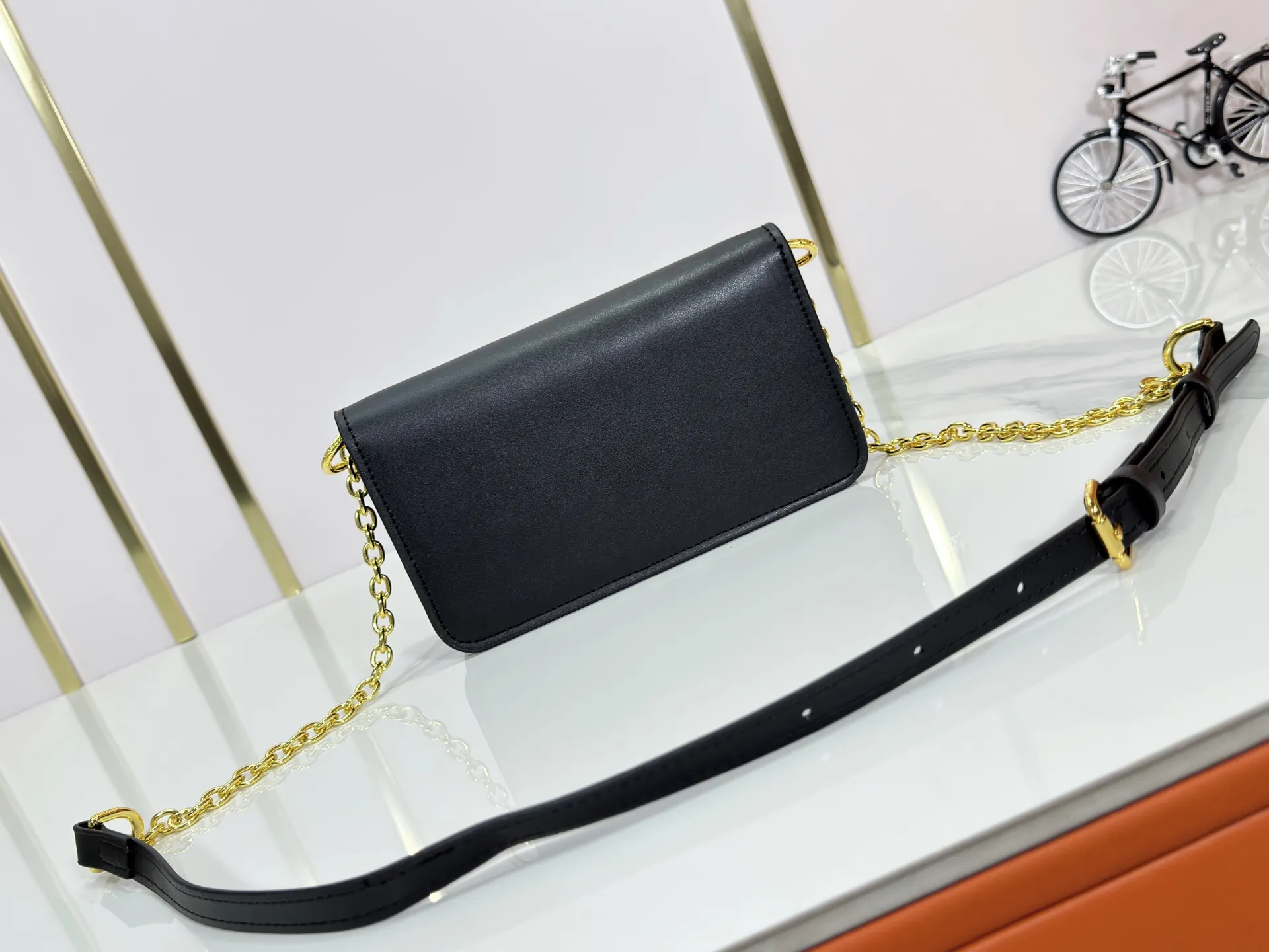 P240 M14564 M14547 M14581 M14549 M14548 Official website latest🆕Spring and summer commuter chain card holder, hijab with original LV letter hardware, original frosted leather, fine and soft leather, exquisite and compact version, equipped with three card slots, which can insert cards💳 and can hold mobile phones📱! Equipped with a ⛓chain shoulder strap, it can be worn 🉑on one shoulder🉑cross the body. When the chains ⛓ are overlapped, it can be carried under the armpits or directly used as a clutch bag! One bag, multiple ways to carry it, looks great and is very practical! Size: 20×11.5×4CM