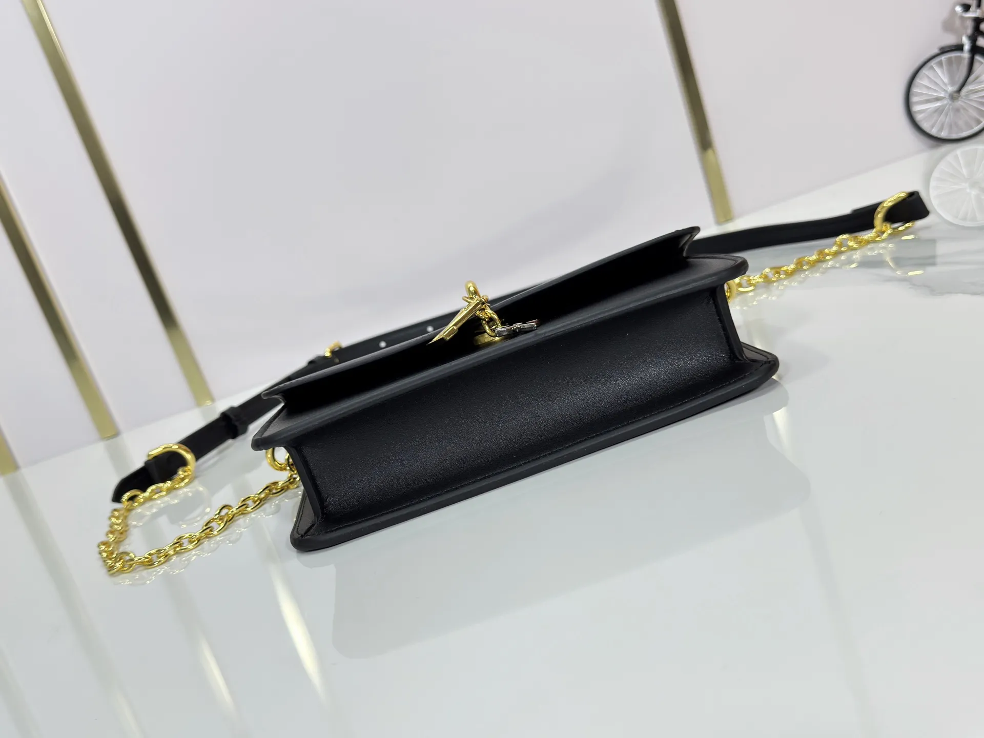 P240 M14564 M14547 M14581 M14549 M14548 Official website latest🆕Spring and summer commuter chain card holder, hijab with original LV letter hardware, original frosted leather, fine and soft leather, exquisite and compact version, equipped with three card slots, which can insert cards💳 and can hold mobile phones📱! Equipped with a ⛓chain shoulder strap, it can be worn 🉑on one shoulder🉑cross the body. When the chains ⛓ are overlapped, it can be carried under the armpits or directly used as a clutch bag! One bag, multiple ways to carry it, looks great and is very practical! Size: 20×11.5×4CM