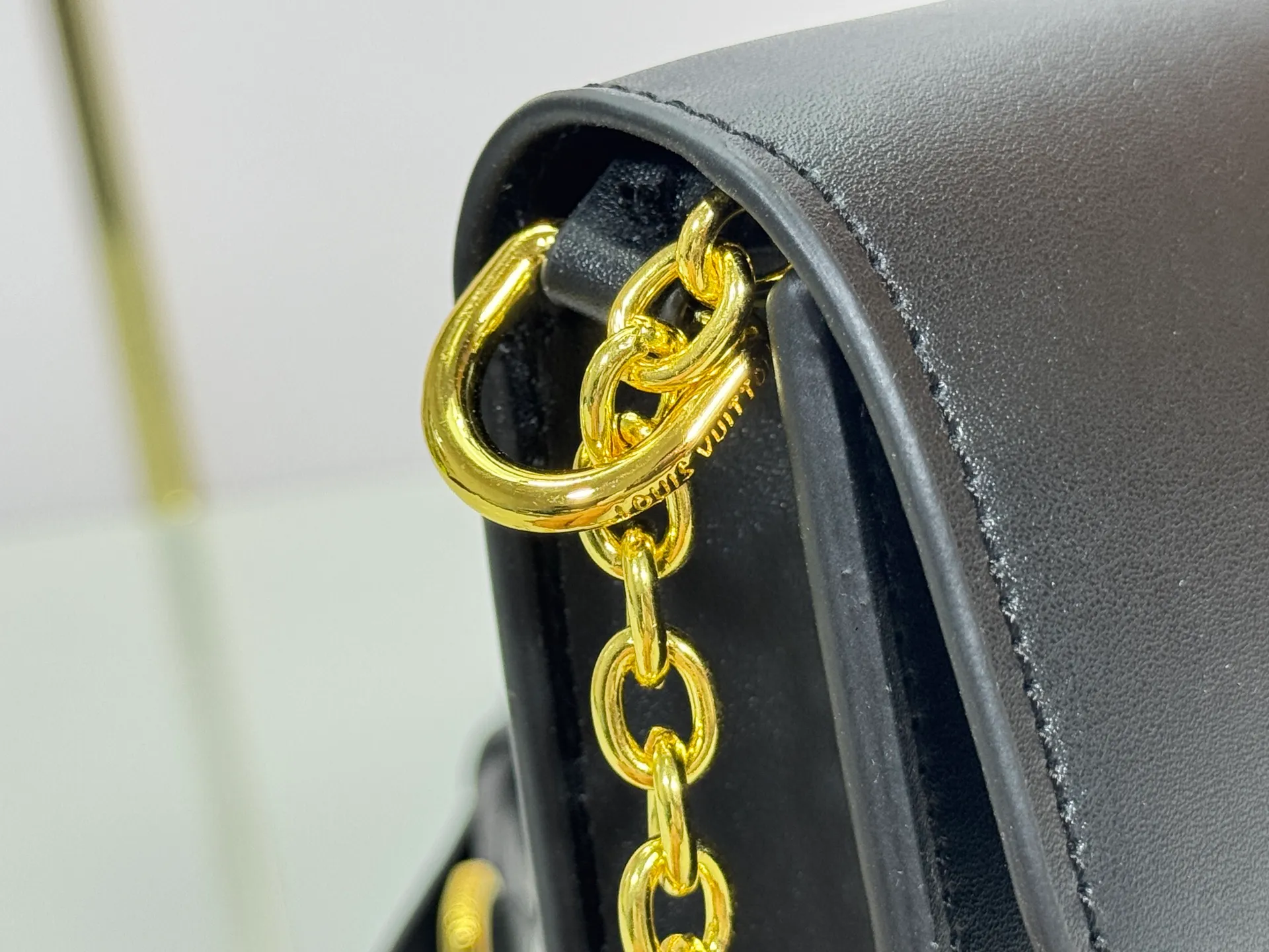 P240 M14564 M14547 M14581 M14549 M14548 Official website latest🆕Spring and summer commuter chain card holder, hijab with original LV letter hardware, original frosted leather, fine and soft leather, exquisite and compact version, equipped with three card slots, which can insert cards💳 and can hold mobile phones📱! Equipped with a ⛓chain shoulder strap, it can be worn 🉑on one shoulder🉑cross the body. When the chains ⛓ are overlapped, it can be carried under the armpits or directly used as a clutch bag! One bag, multiple ways to carry it, looks great and is very practical! Size: 20×11.5×4CM