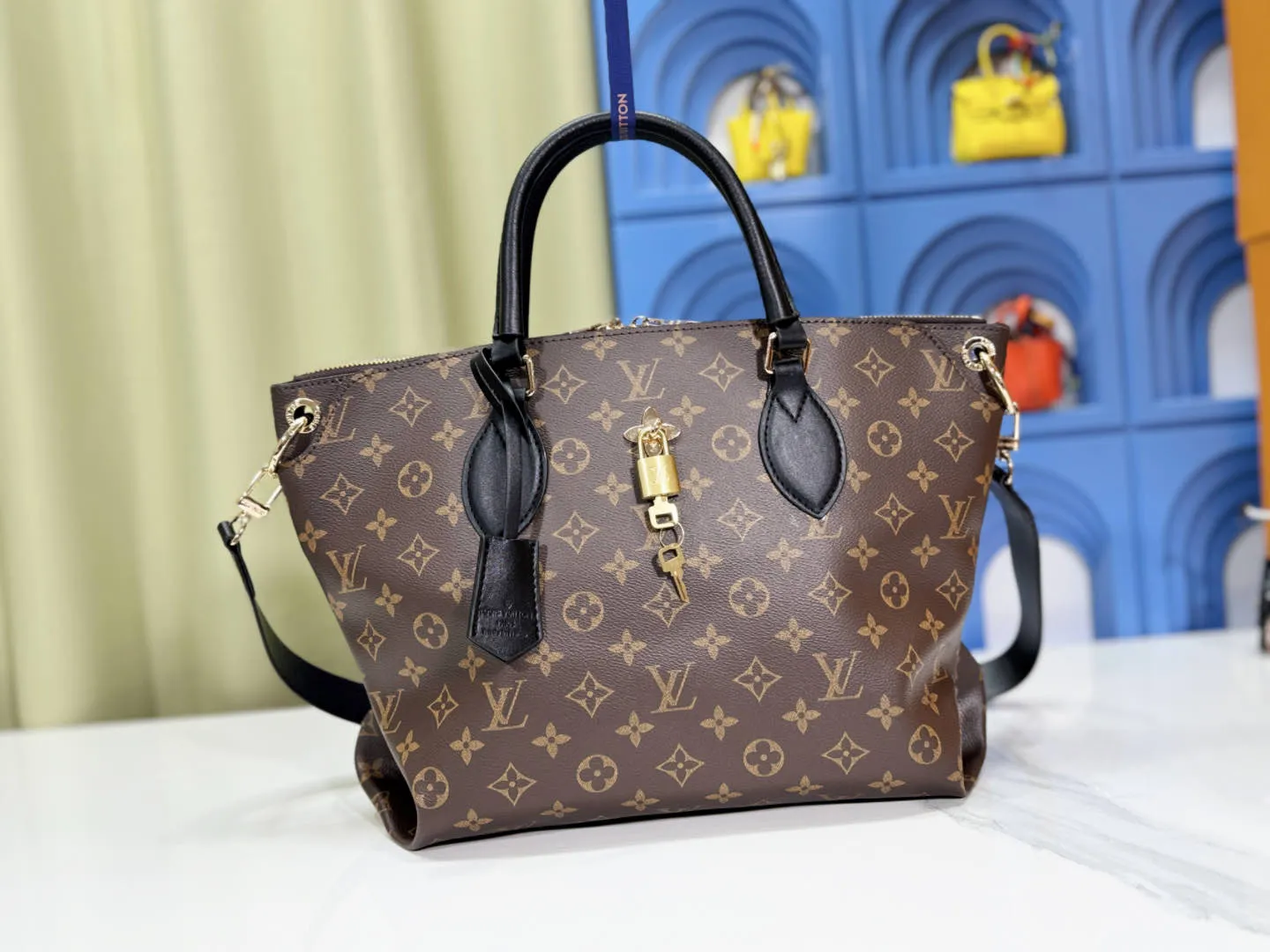 P Large 140 Small 130 Upgraded Original M44351 M44350 M44359 This FlowerBB zipper Tote handbag is made of soft Monogram canvas, equipped with smooth leather handles, shoulder straps and side seams. The shining golden metal flower padlock is the finishing touch. The versatile small bag has a soft, round shape that adds Louis Vuitton's signature femininity to casual looks. Large size 36-28-17, small size 29-23.5-13.5