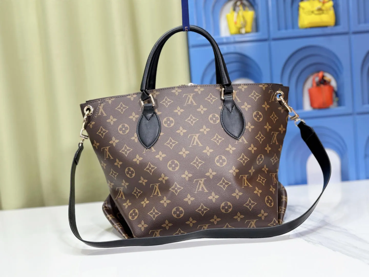 P Large 140 Small 130 Upgraded Original M44351 M44350 M44359 This FlowerBB zipper Tote handbag is made of soft Monogram canvas, equipped with smooth leather handles, shoulder straps and side seams. The shining golden metal flower padlock is the finishing touch. The versatile small bag has a soft, round shape that adds Louis Vuitton's signature femininity to casual looks. Large size 36-28-17, small size 29-23.5-13.5