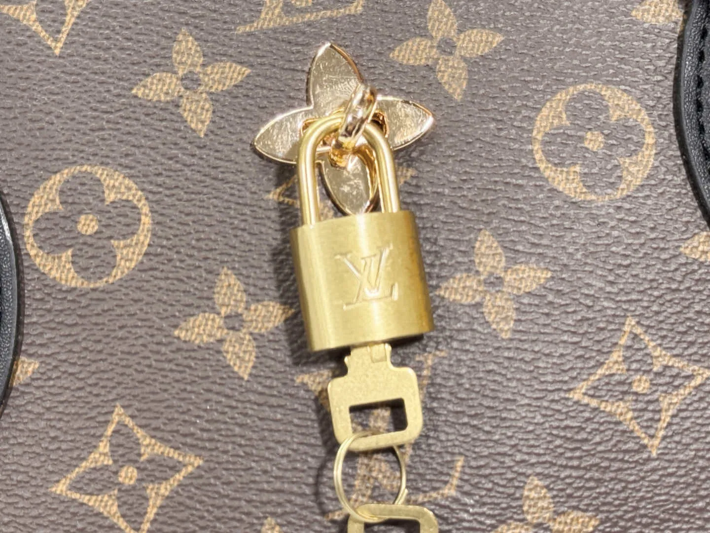 P Large 140 Small 130 Upgraded Original M44351 M44350 M44359 This FlowerBB zipper Tote handbag is made of soft Monogram canvas, equipped with smooth leather handles, shoulder straps and side seams. The shining golden metal flower padlock is the finishing touch. The versatile small bag has a soft, round shape that adds Louis Vuitton's signature femininity to casual looks. Large size 36-28-17, small size 29-23.5-13.5