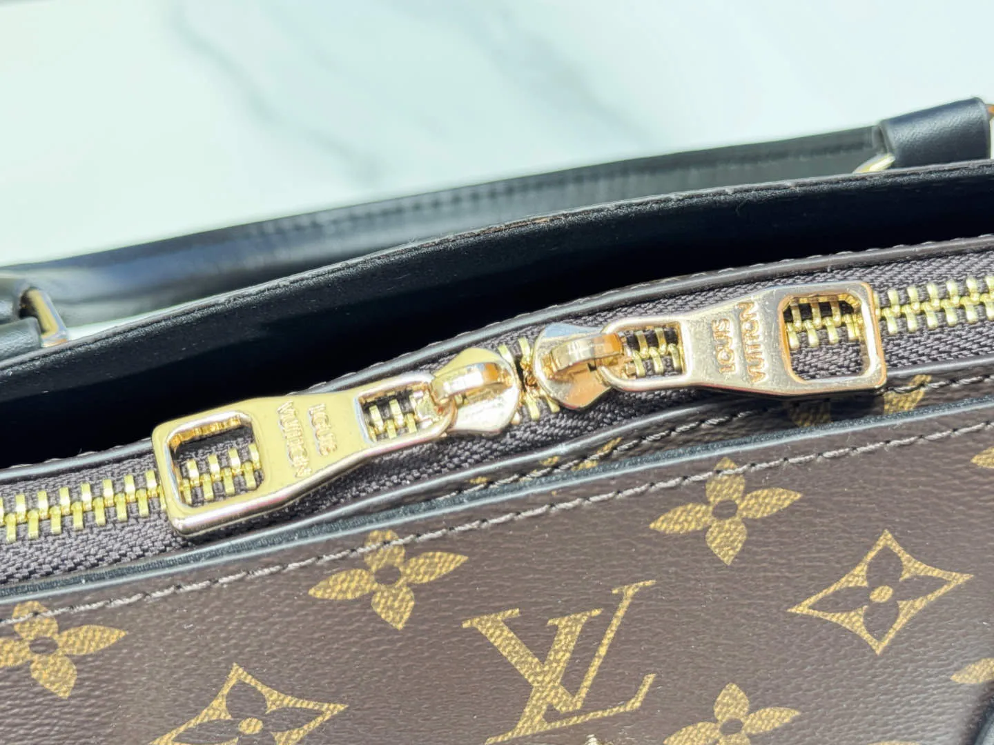 P Large 140 Small 130 Upgraded Original M44351 M44350 M44359 This FlowerBB zipper Tote handbag is made of soft Monogram canvas, equipped with smooth leather handles, shoulder straps and side seams. The shining golden metal flower padlock is the finishing touch. The versatile small bag has a soft, round shape that adds Louis Vuitton's signature femininity to casual looks. Large size 36-28-17, small size 29-23.5-13.5