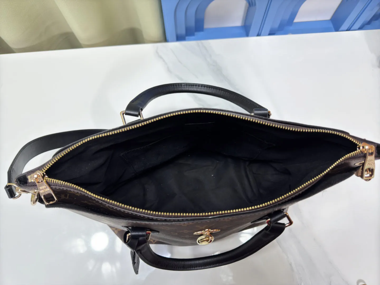 P Large 140 Small 130 Upgraded Original M44351 M44350 M44359 This FlowerBB zipper Tote handbag is made of soft Monogram canvas, equipped with smooth leather handles, shoulder straps and side seams. The shining golden metal flower padlock is the finishing touch. The versatile small bag has a soft, round shape that adds Louis Vuitton's signature femininity to casual looks. Large size 36-28-17, small size 29-23.5-13.5