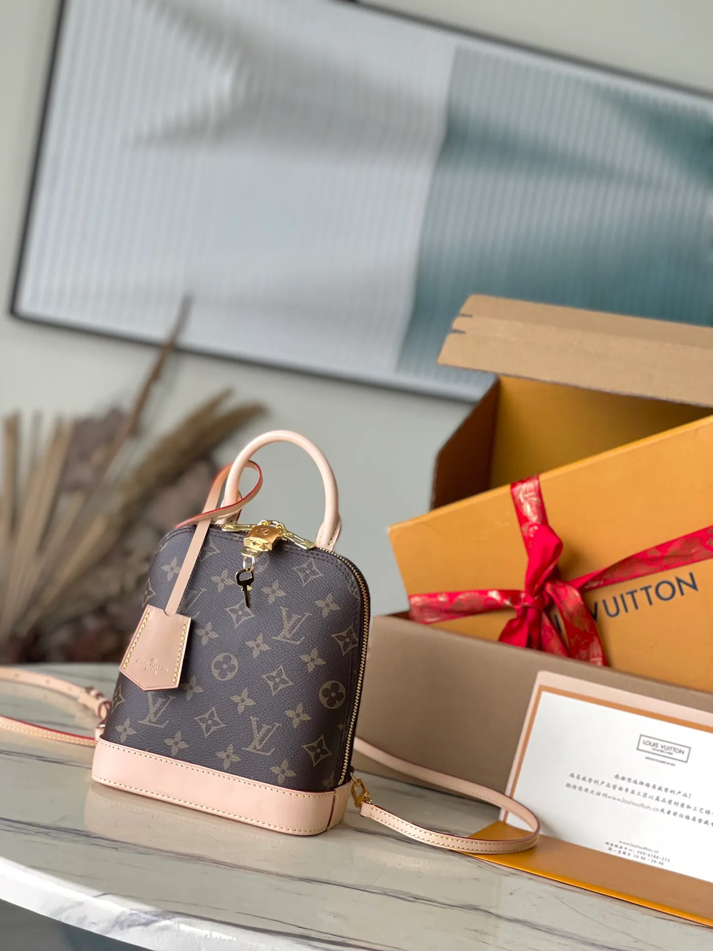 💰960 Top original order M47132 This Ama backpack debuts in the 2024 spring and summer women's wear show, adding a new fashionable piece to the Aima series. The classic Monogram canvas is paired with various Aima handbag elements, including smooth top handles, dazzling inscribed padlocks and key bags. Detachable shoulder strap provides various carrying options. Dimensions: 15 × 20 × 10 cm