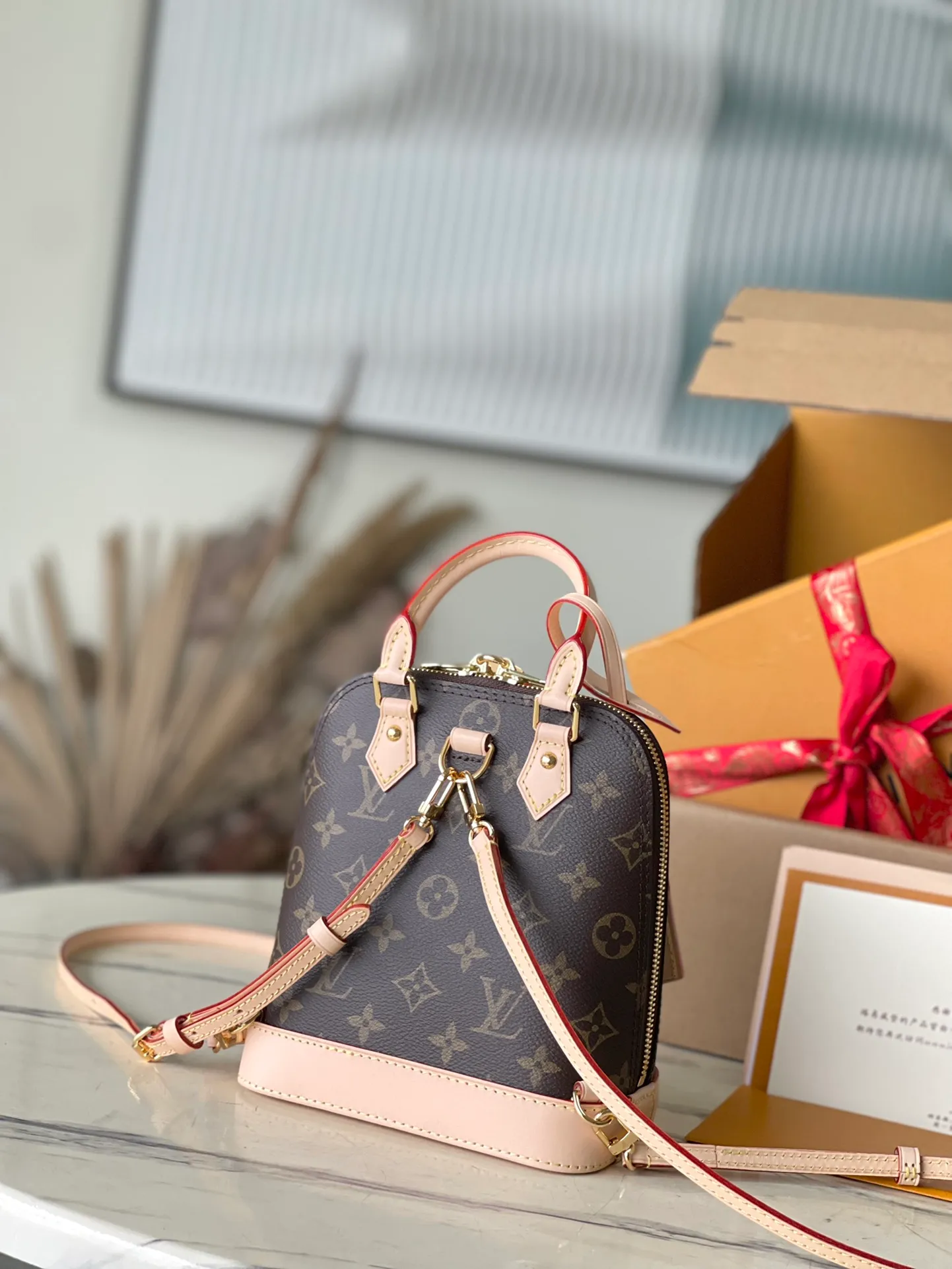 💰960 Top original order M47132 This Ama backpack debuts in the 2024 spring and summer women's wear show, adding a new fashionable piece to the Aima series. The classic Monogram canvas is paired with various Aima handbag elements, including smooth top handles, dazzling inscribed padlocks and key bags. Detachable shoulder strap provides various carrying options. Dimensions: 15 × 20 × 10 cm