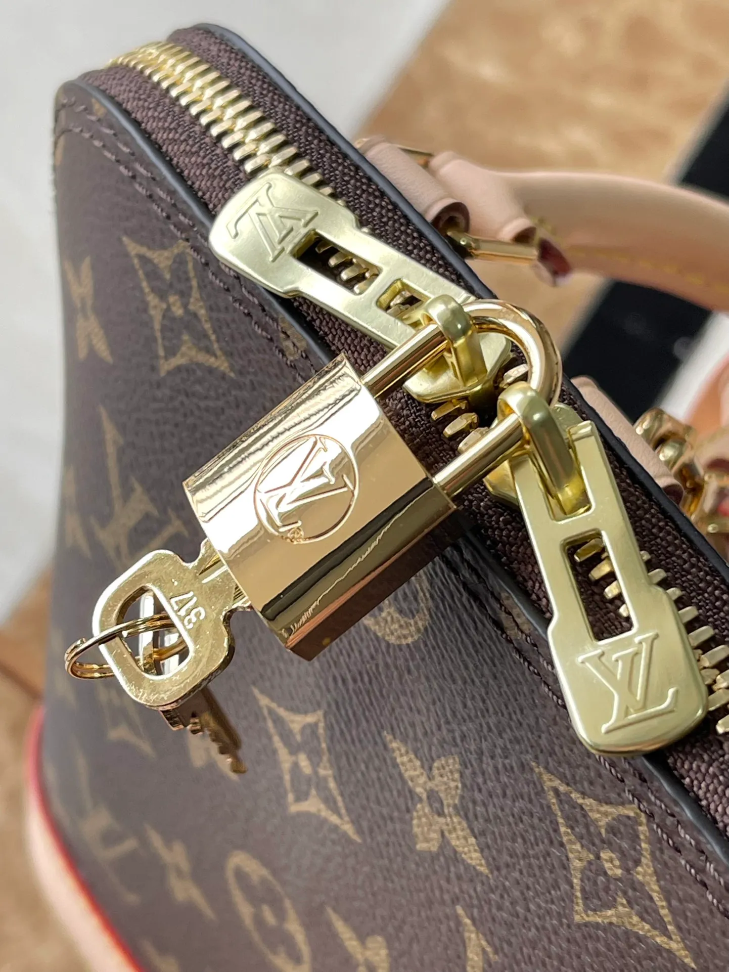 💰960 Top original order M47132 This Ama backpack debuts in the 2024 spring and summer women's wear show, adding a new fashionable piece to the Aima series. The classic Monogram canvas is paired with various Aima handbag elements, including smooth top handles, dazzling inscribed padlocks and key bags. Detachable shoulder strap provides various carrying options. Dimensions: 15 × 20 × 10 cm