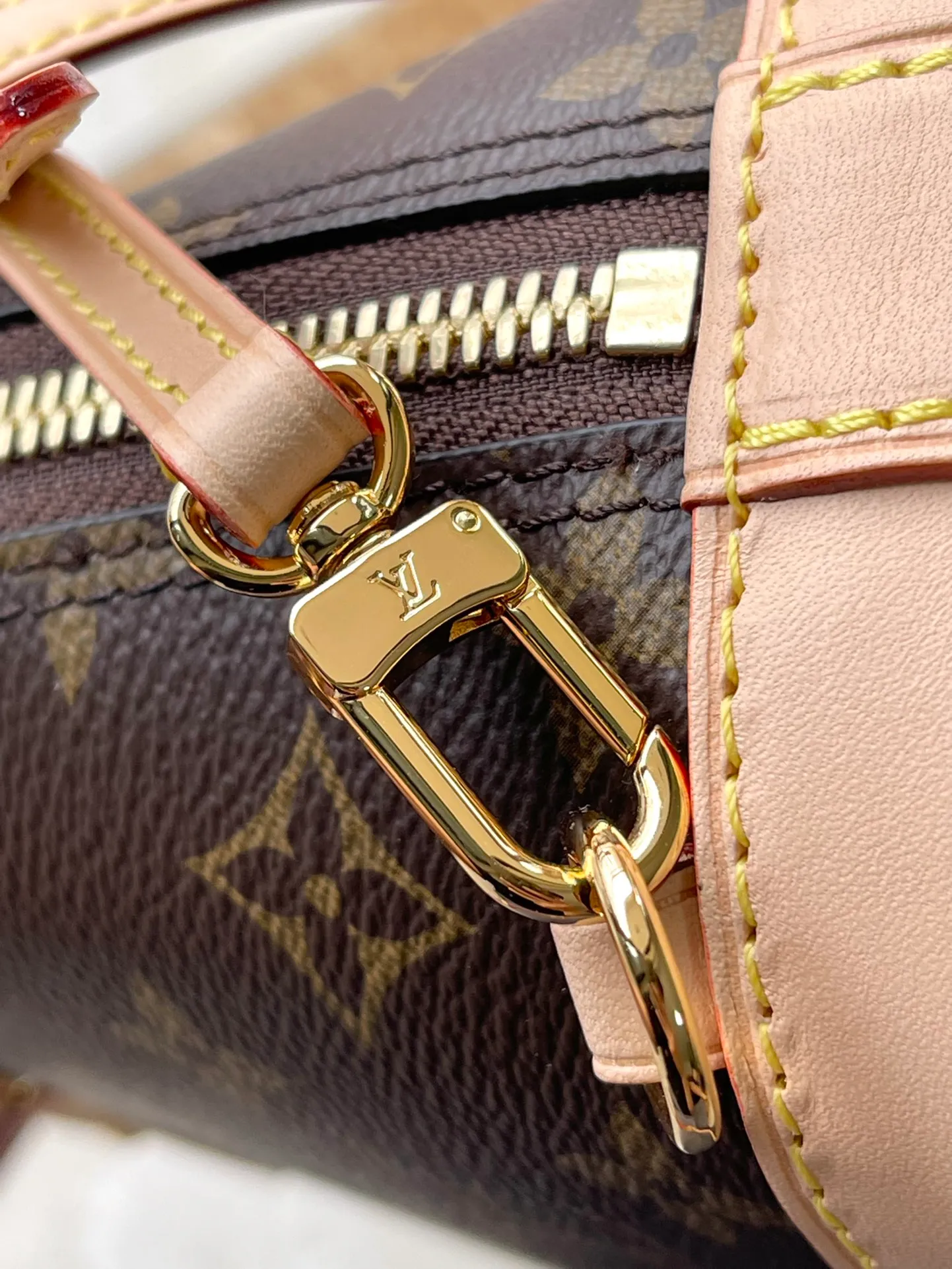 💰960 Top original order M47132 This Ama backpack debuts in the 2024 spring and summer women's wear show, adding a new fashionable piece to the Aima series. The classic Monogram canvas is paired with various Aima handbag elements, including smooth top handles, dazzling inscribed padlocks and key bags. Detachable shoulder strap provides various carrying options. Dimensions: 15 × 20 × 10 cm