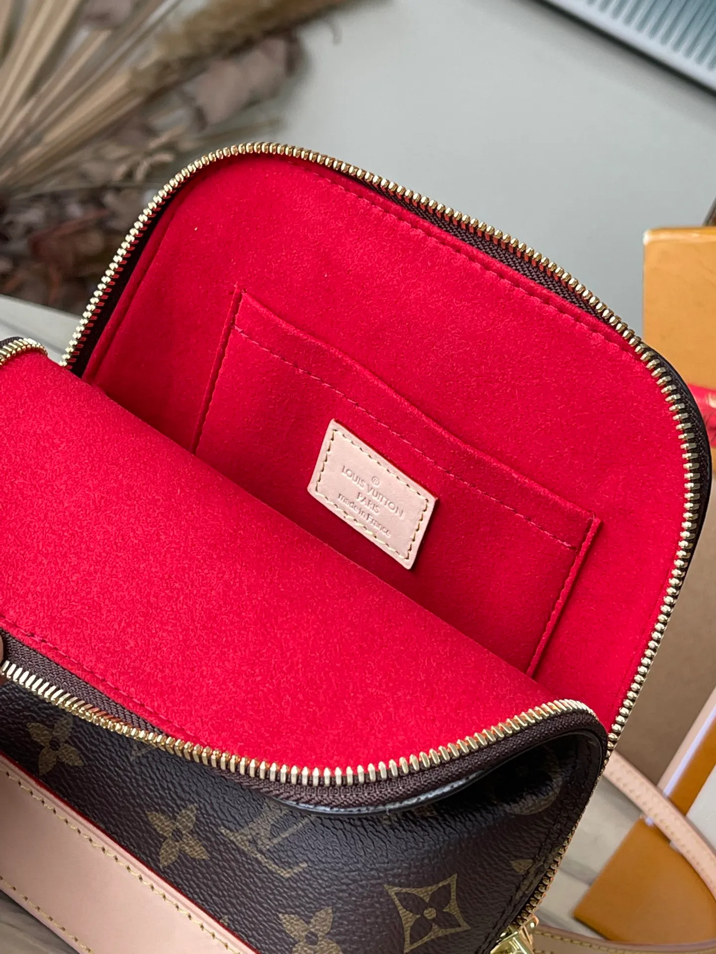💰960 Top original order M47132 This Ama backpack debuts in the 2024 spring and summer women's wear show, adding a new fashionable piece to the Aima series. The classic Monogram canvas is paired with various Aima handbag elements, including smooth top handles, dazzling inscribed padlocks and key bags. Detachable shoulder strap provides various carrying options. Dimensions: 15 × 20 × 10 cm