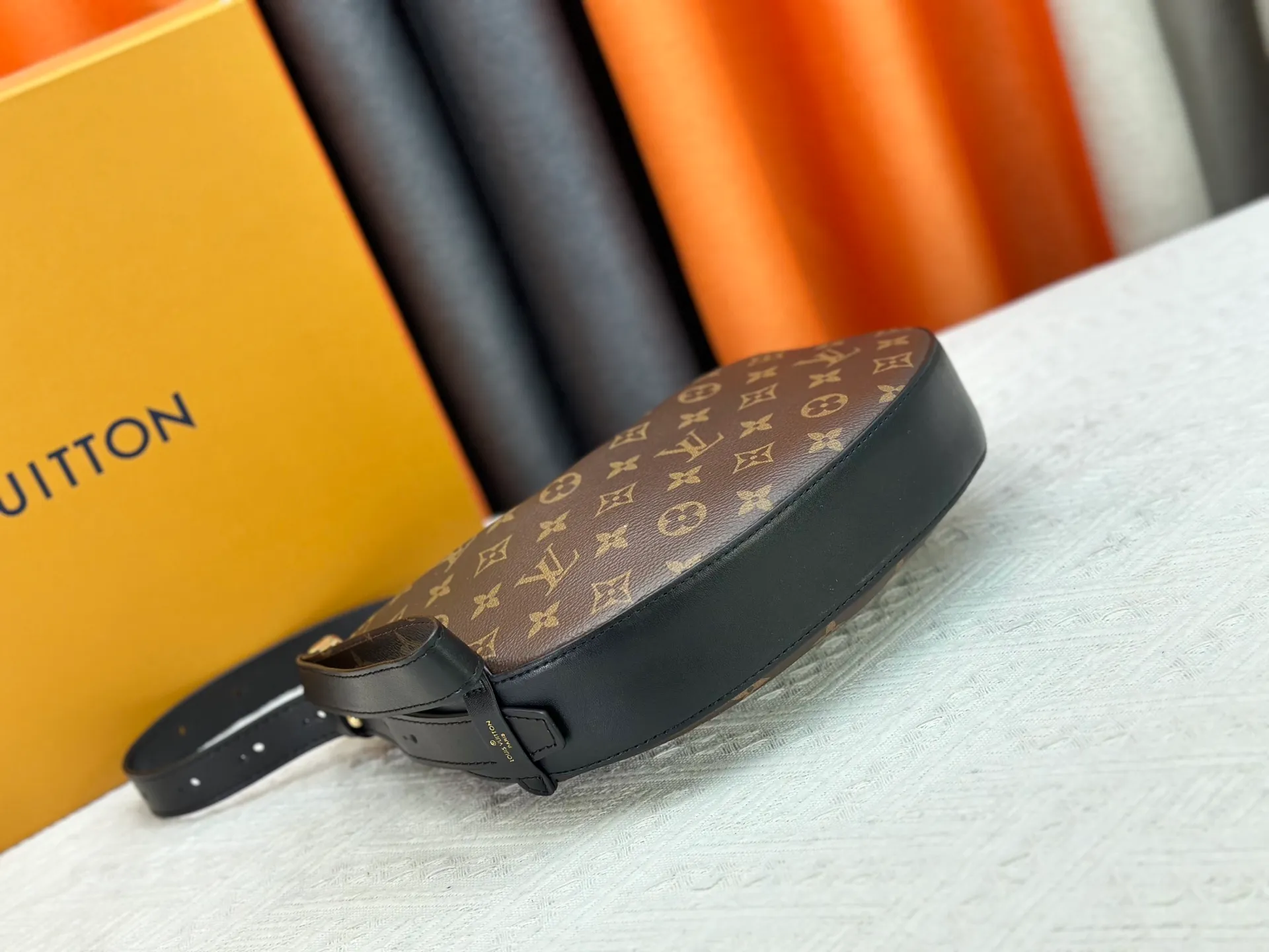 P240 Upgraded original M15056 This Cookie BB handbag is made of Monogram coated canvas, with contrasting leather trim to highlight the half-moon shape. The lightweight design combines an adjustable handle and a detachable chain to allow for easy conversion between cross-body and shoulder wear. The two ends of the bag can be connected to create a trendy wrist bag look. Dimensions: 28.5 x 19.0 x 5.0 cm (length x height x width)
