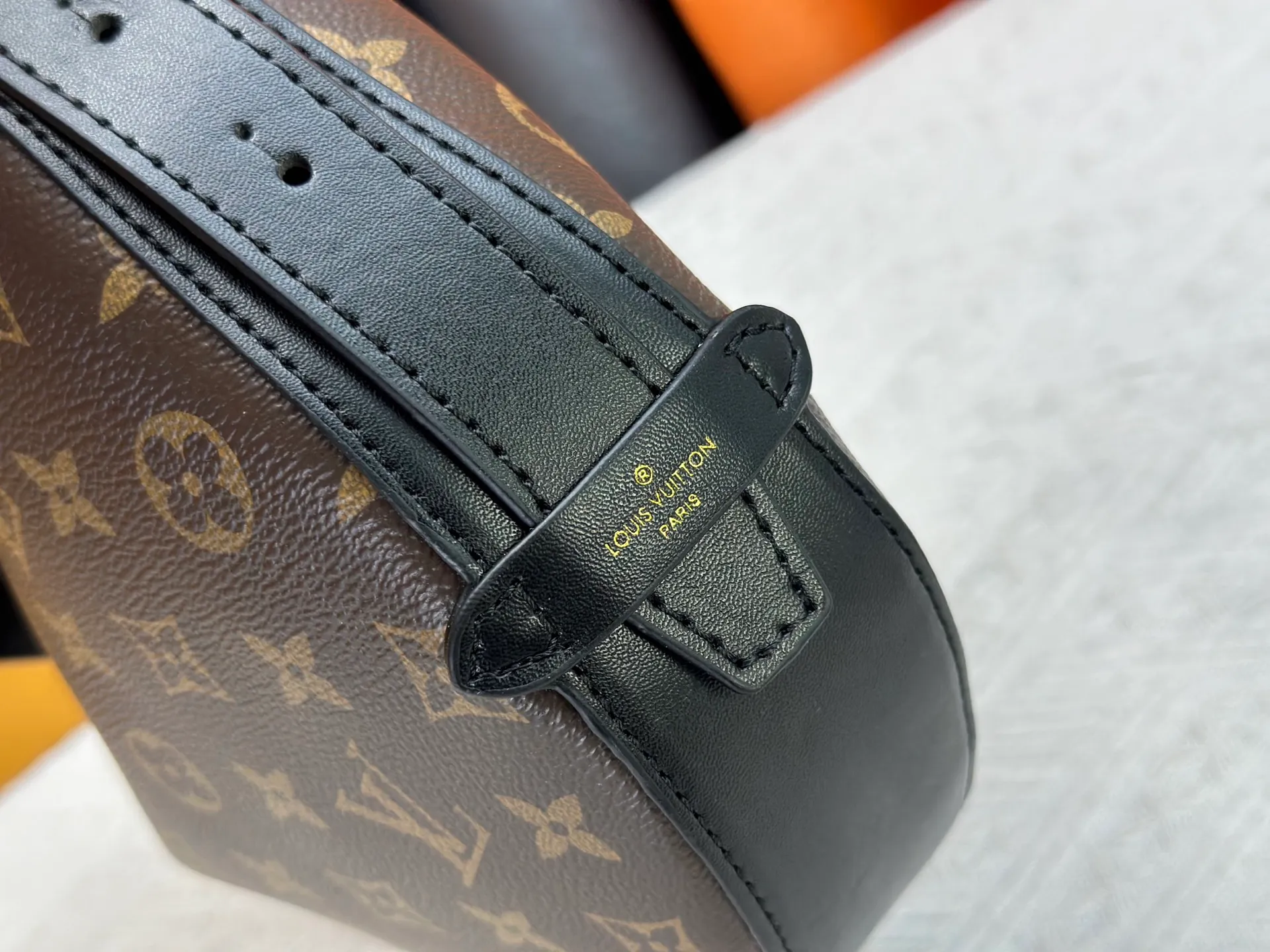 P240 Upgraded original M15056 This Cookie BB handbag is made of Monogram coated canvas, with contrasting leather trim to highlight the half-moon shape. The lightweight design combines an adjustable handle and a detachable chain to allow for easy conversion between cross-body and shoulder wear. The two ends of the bag can be connected to create a trendy wrist bag look. Dimensions: 28.5 x 19.0 x 5.0 cm (length x height x width)