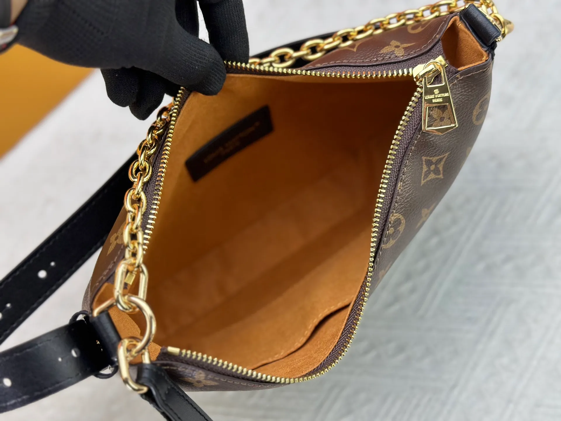 P240 Upgraded original M15056 This Cookie BB handbag is made of Monogram coated canvas, with contrasting leather trim to highlight the half-moon shape. The lightweight design combines an adjustable handle and a detachable chain to allow for easy conversion between cross-body and shoulder wear. The two ends of the bag can be connected to create a trendy wrist bag look. Dimensions: 28.5 x 19.0 x 5.0 cm (length x height x width)