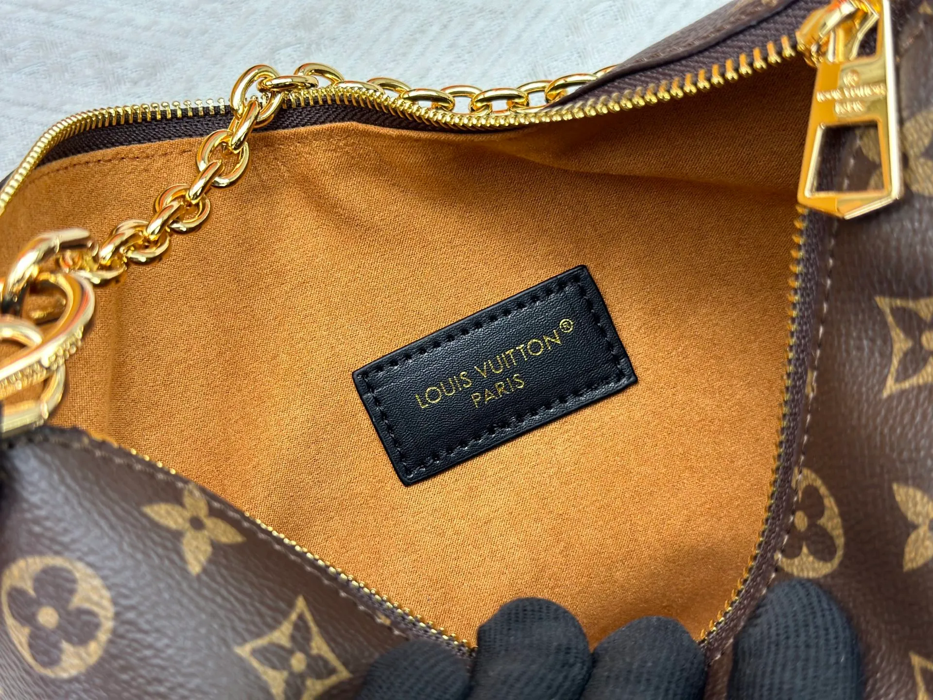 P240 Upgraded original M15056 This Cookie BB handbag is made of Monogram coated canvas, with contrasting leather trim to highlight the half-moon shape. The lightweight design combines an adjustable handle and a detachable chain to allow for easy conversion between cross-body and shoulder wear. The two ends of the bag can be connected to create a trendy wrist bag look. Dimensions: 28.5 x 19.0 x 5.0 cm (length x height x width)