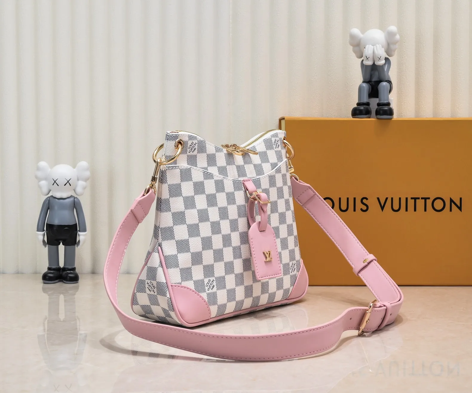 💰Large 300💰💰Small 280💰Upgraded from the original M45353 M45354 M45355 A new Odeon medium and small handbag is launched in the autumn and winter of 2020, using Monogram canvas and reinforced leather corners to convey a retro feel. The adjustable shoulder strap makes it easy to carry on the shoulder or across the body, and the zipper allows easy access to your belongings. Monogram coated canvas Semi-distressed vegetable tanned leather Natural cowhide and colorful cowhide trim Fabric lining Metal hardware Leather corners Shoulder strap loops Double zip closure External patch pocket with magnetic closure
