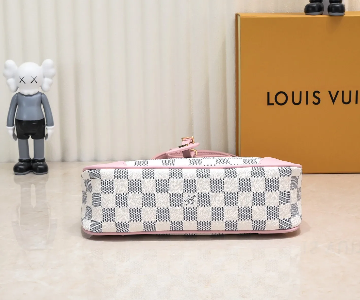 💰Large 300💰💰Small 280💰Upgraded from the original M45353 M45354 M45355 A new Odeon medium and small handbag is launched in the autumn and winter of 2020, using Monogram canvas and reinforced leather corners to convey a retro feel. The adjustable shoulder strap makes it easy to carry on the shoulder or across the body, and the zipper allows easy access to your belongings. Monogram coated canvas Semi-distressed vegetable tanned leather Natural cowhide and colorful cowhide trim Fabric lining Metal hardware Leather corners Shoulder strap loops Double zip closure External patch pocket with magnetic closure