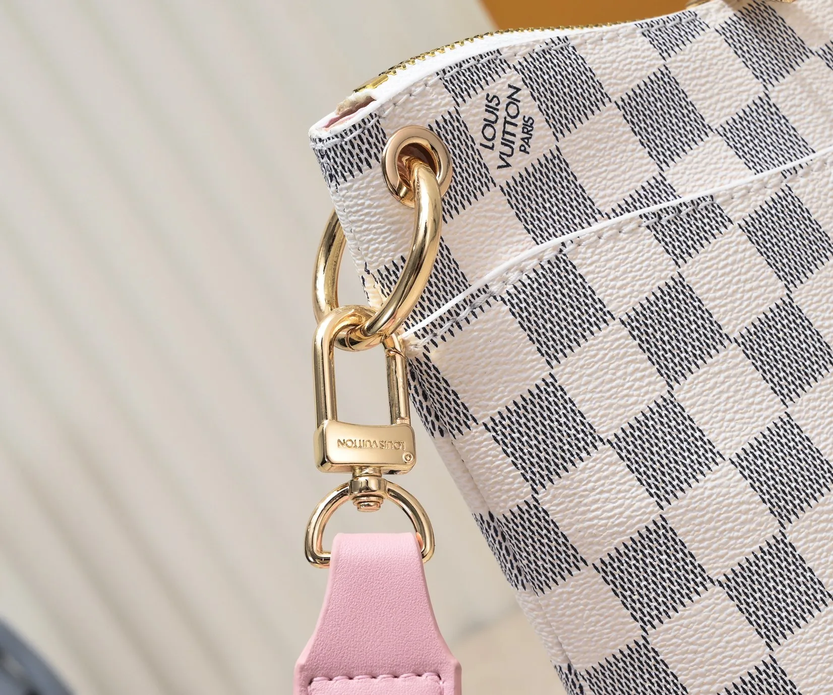 💰Large 300💰💰Small 280💰Upgraded from the original M45353 M45354 M45355 A new Odeon medium and small handbag is launched in the autumn and winter of 2020, using Monogram canvas and reinforced leather corners to convey a retro feel. The adjustable shoulder strap makes it easy to carry on the shoulder or across the body, and the zipper allows easy access to your belongings. Monogram coated canvas Semi-distressed vegetable tanned leather Natural cowhide and colorful cowhide trim Fabric lining Metal hardware Leather corners Shoulder strap loops Double zip closure External patch pocket with magnetic closure