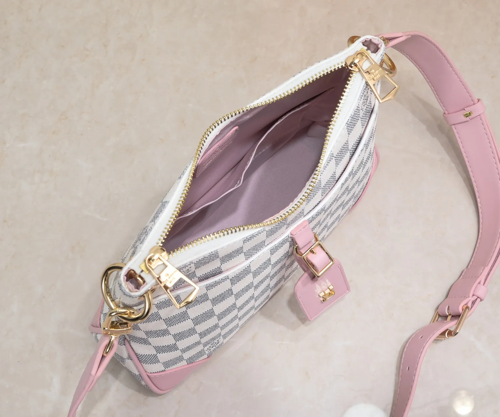 💰Large 300💰💰Small 280💰Upgraded from the original M45353 M45354 M45355 A new Odeon medium and small handbag is launched in the autumn and winter of 2020, using Monogram canvas and reinforced leather corners to convey a retro feel. The adjustable shoulder strap makes it easy to carry on the shoulder or across the body, and the zipper allows easy access to your belongings. Monogram coated canvas Semi-distressed vegetable tanned leather Natural cowhide and colorful cowhide trim Fabric lining Metal hardware Leather corners Shoulder strap loops Double zip closure External patch pocket with magnetic closure