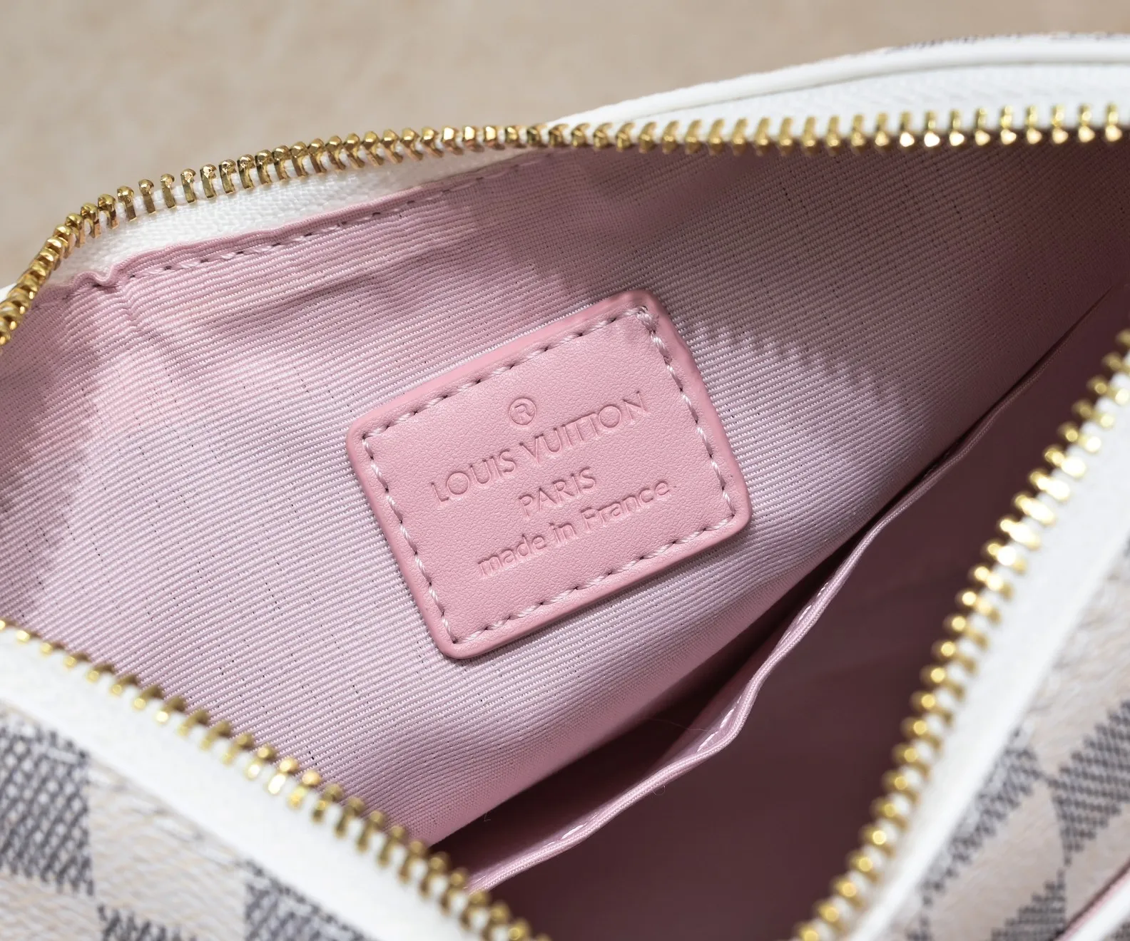 💰Large 300💰💰Small 280💰Upgraded from the original M45353 M45354 M45355 A new Odeon medium and small handbag is launched in the autumn and winter of 2020, using Monogram canvas and reinforced leather corners to convey a retro feel. The adjustable shoulder strap makes it easy to carry on the shoulder or across the body, and the zipper allows easy access to your belongings. Monogram coated canvas Semi-distressed vegetable tanned leather Natural cowhide and colorful cowhide trim Fabric lining Metal hardware Leather corners Shoulder strap loops Double zip closure External patch pocket with magnetic closure