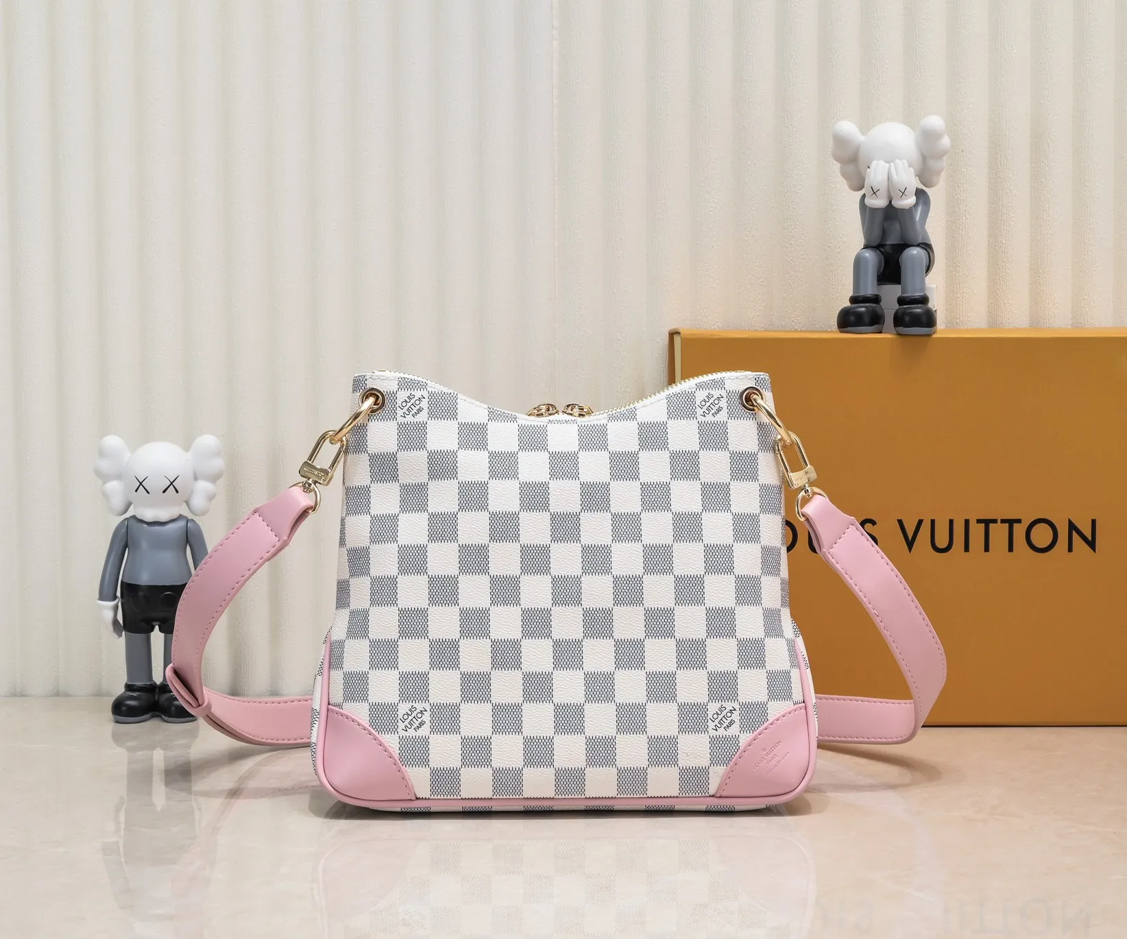 💰Large 300💰💰Small 280💰Upgraded from the original M45353 M45354 M45355 A new Odeon medium and small handbag is launched in the autumn and winter of 2020, using Monogram canvas and reinforced leather corners to convey a retro feel. The adjustable shoulder strap makes it easy to carry on the shoulder or across the body, and the zipper allows easy access to your belongings. Monogram coated canvas Semi-distressed vegetable tanned leather Natural cowhide and colorful cowhide trim Fabric lining Metal hardware Leather corners Shoulder strap loops Double zip closure External patch pocket with magnetic closure