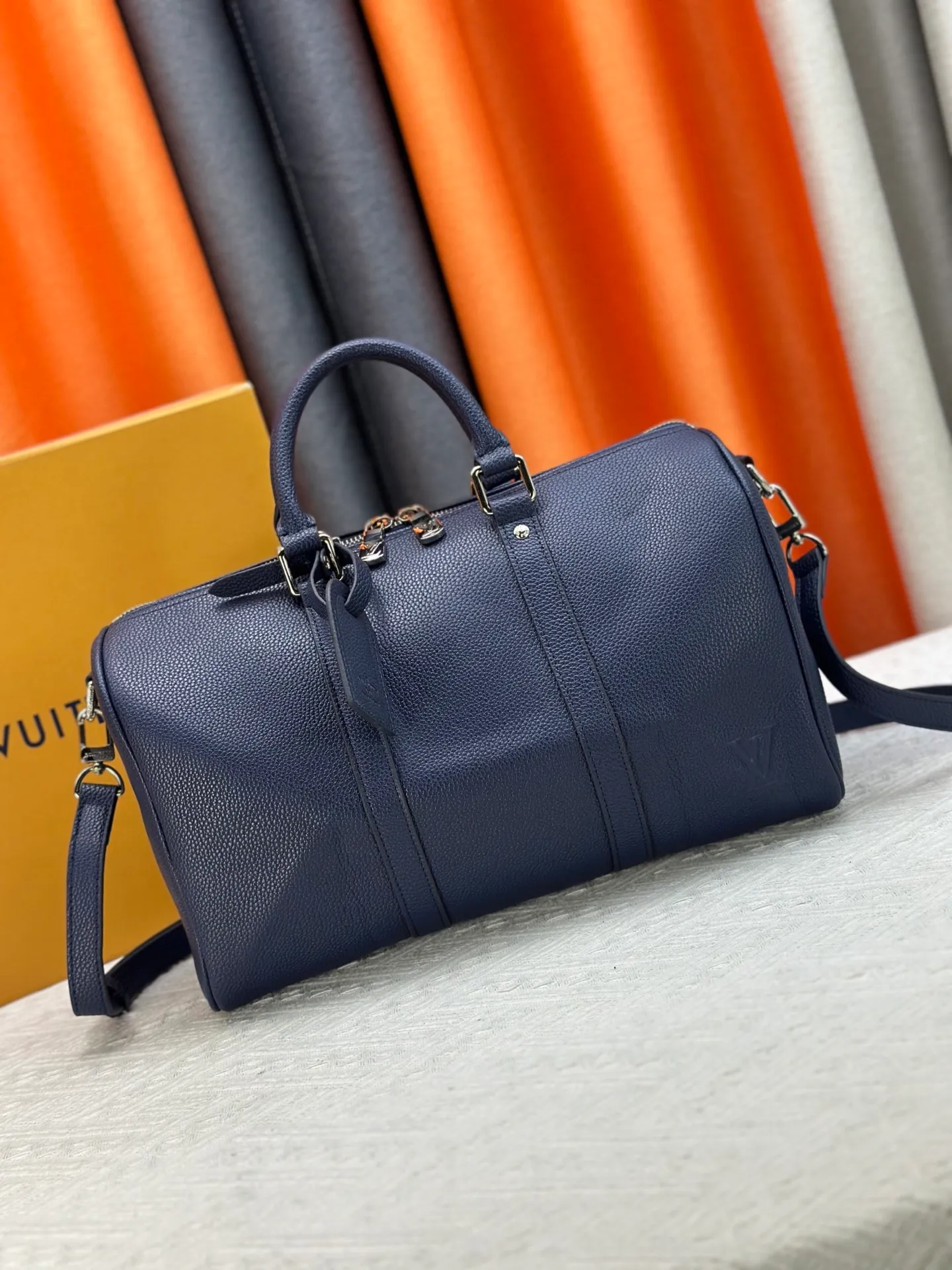 P260 M15249 M25980 M46655 M22765 Pebbled Keepall Bandoulière 35 Handbag This practical and versatile Keepall Bandoulière 35 bag is made of pebbled calfskin, which is famous for its durable and soft grain texture. It is lined with tonal textile lining and has a spacious capacity that can easily store daily necessities. Design emblazoned with the iconic LV Initials logo from the LV Aerogram collection Dimensions: 35 x 21 x 16 cm (length x height x width)