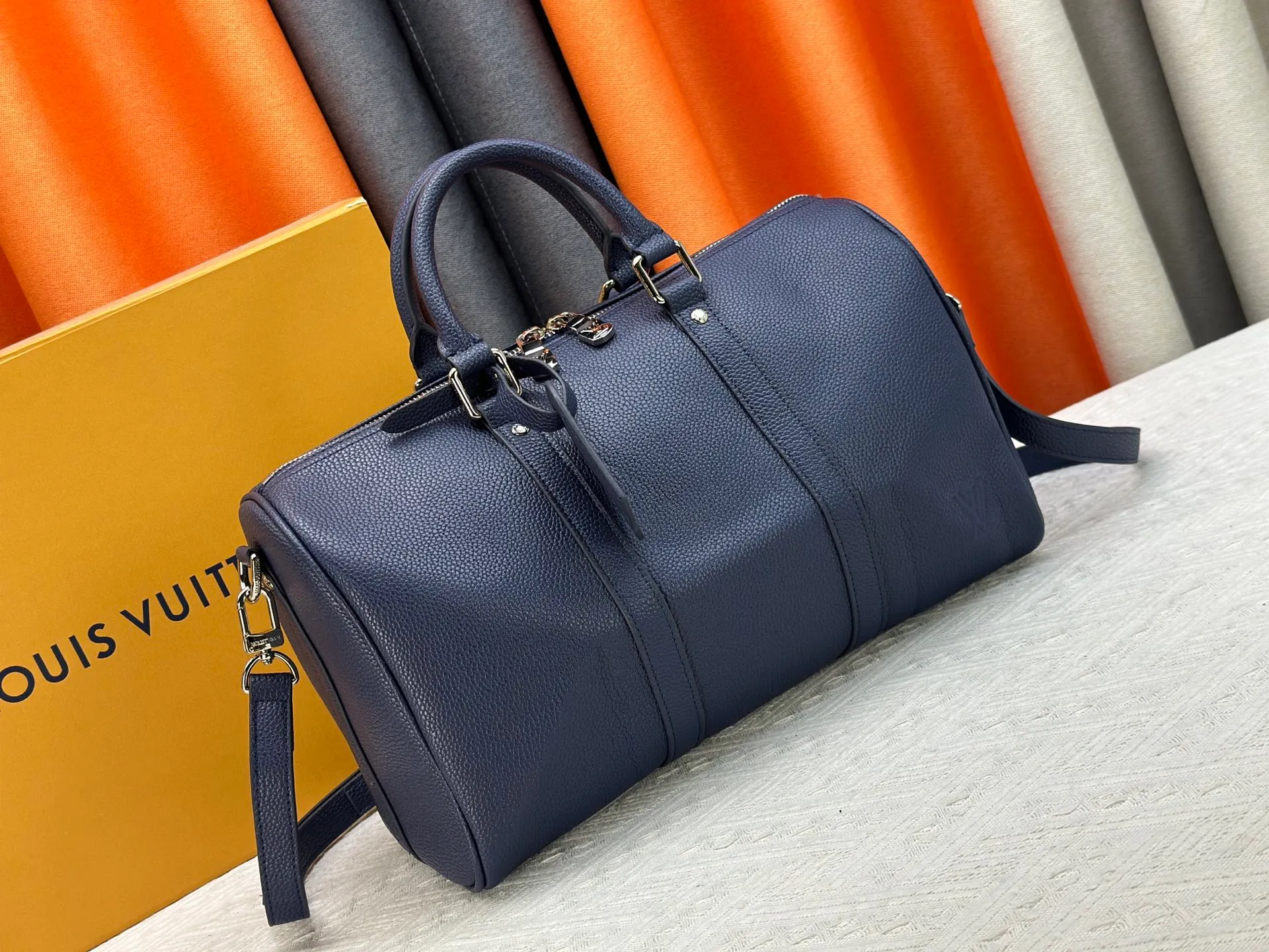 P260 M15249 M25980 M46655 M22765 Pebbled Keepall Bandoulière 35 Handbag This practical and versatile Keepall Bandoulière 35 bag is made of pebbled calfskin, which is famous for its durable and soft grain texture. It is lined with tonal textile lining and has a spacious capacity that can easily store daily necessities. Design emblazoned with the iconic LV Initials logo from the LV Aerogram collection Dimensions: 35 x 21 x 16 cm (length x height x width)