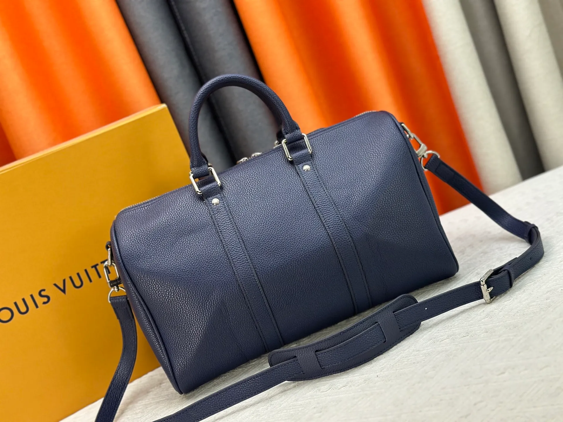P260 M15249 M25980 M46655 M22765 Pebbled Keepall Bandoulière 35 Handbag This practical and versatile Keepall Bandoulière 35 bag is made of pebbled calfskin, which is famous for its durable and soft grain texture. It is lined with tonal textile lining and has a spacious capacity that can easily store daily necessities. Design emblazoned with the iconic LV Initials logo from the LV Aerogram collection Dimensions: 35 x 21 x 16 cm (length x height x width)