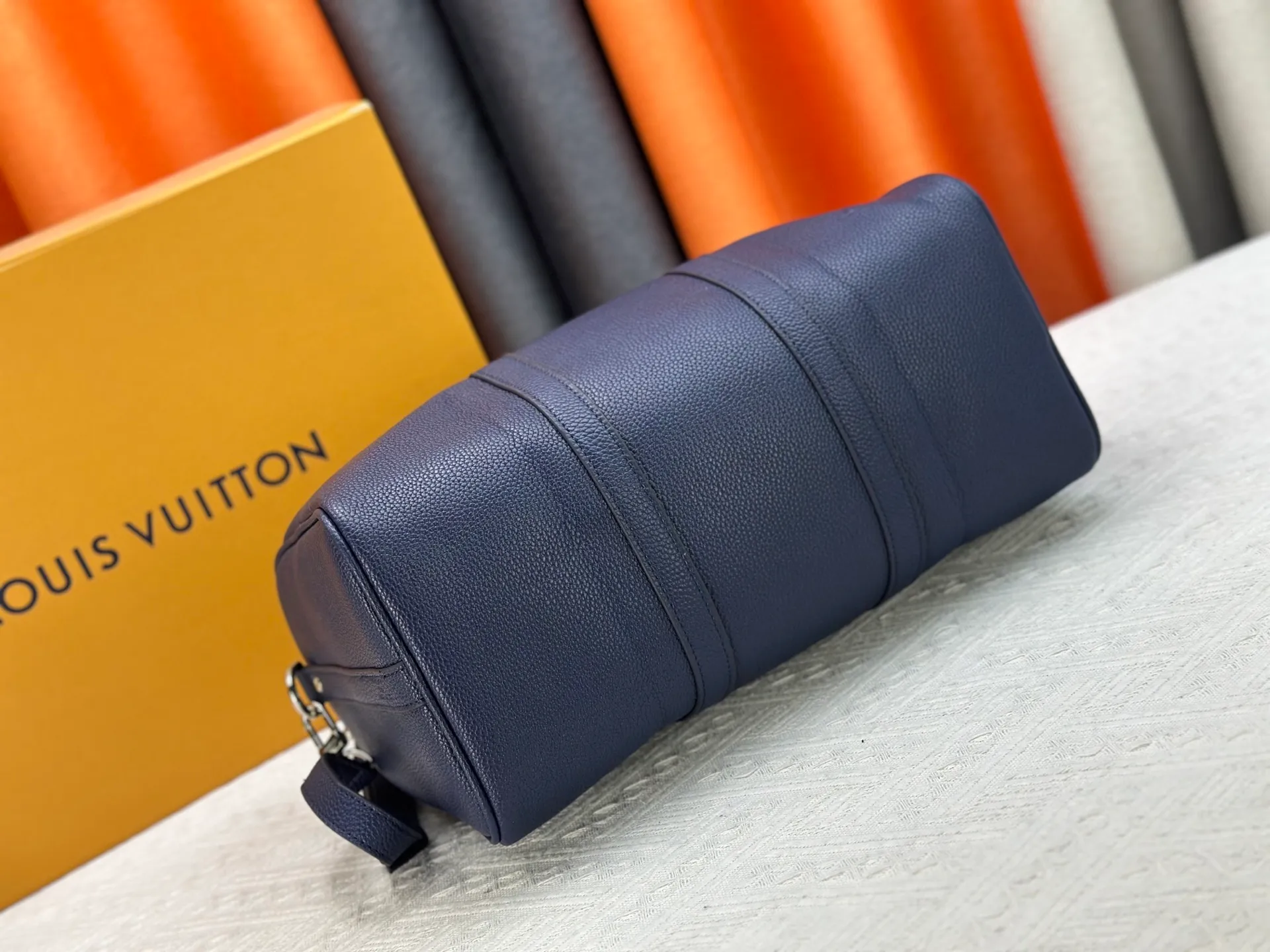 P260 M15249 M25980 M46655 M22765 Pebbled Keepall Bandoulière 35 Handbag This practical and versatile Keepall Bandoulière 35 bag is made of pebbled calfskin, which is famous for its durable and soft grain texture. It is lined with tonal textile lining and has a spacious capacity that can easily store daily necessities. Design emblazoned with the iconic LV Initials logo from the LV Aerogram collection Dimensions: 35 x 21 x 16 cm (length x height x width)