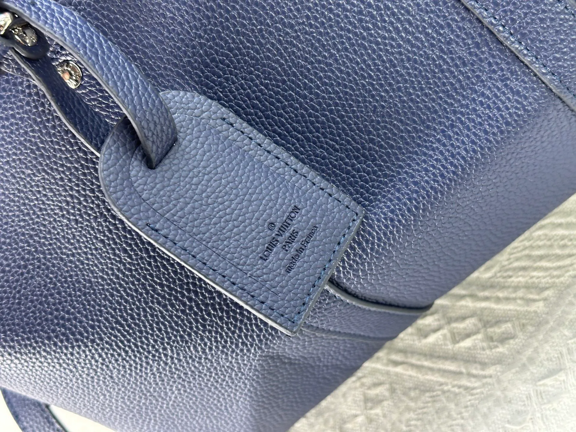 P260 M15249 M25980 M46655 M22765 Pebbled Keepall Bandoulière 35 Handbag This practical and versatile Keepall Bandoulière 35 bag is made of pebbled calfskin, which is famous for its durable and soft grain texture. It is lined with tonal textile lining and has a spacious capacity that can easily store daily necessities. Design emblazoned with the iconic LV Initials logo from the LV Aerogram collection Dimensions: 35 x 21 x 16 cm (length x height x width)