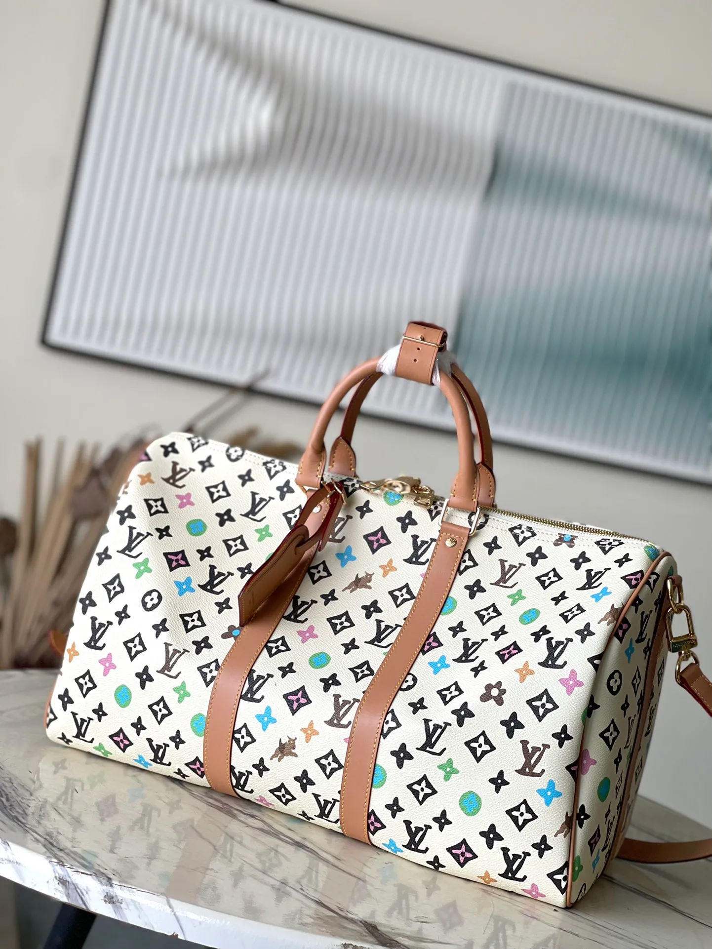 💰1180 Top Original M25233 KEEPALL BANDOULIERE This Keepall Bandouliere45 travel bag is made of colorful Monogram Craggy canvas, showing Tyler's hand-painted Monogram pattern, daisies and hard dog elements. Fine cow leather wraps the top handles, side straps, detachable shoulder strap and detachable wave-effect nameplate. Dimensions: 45 × 27 × 20 cm