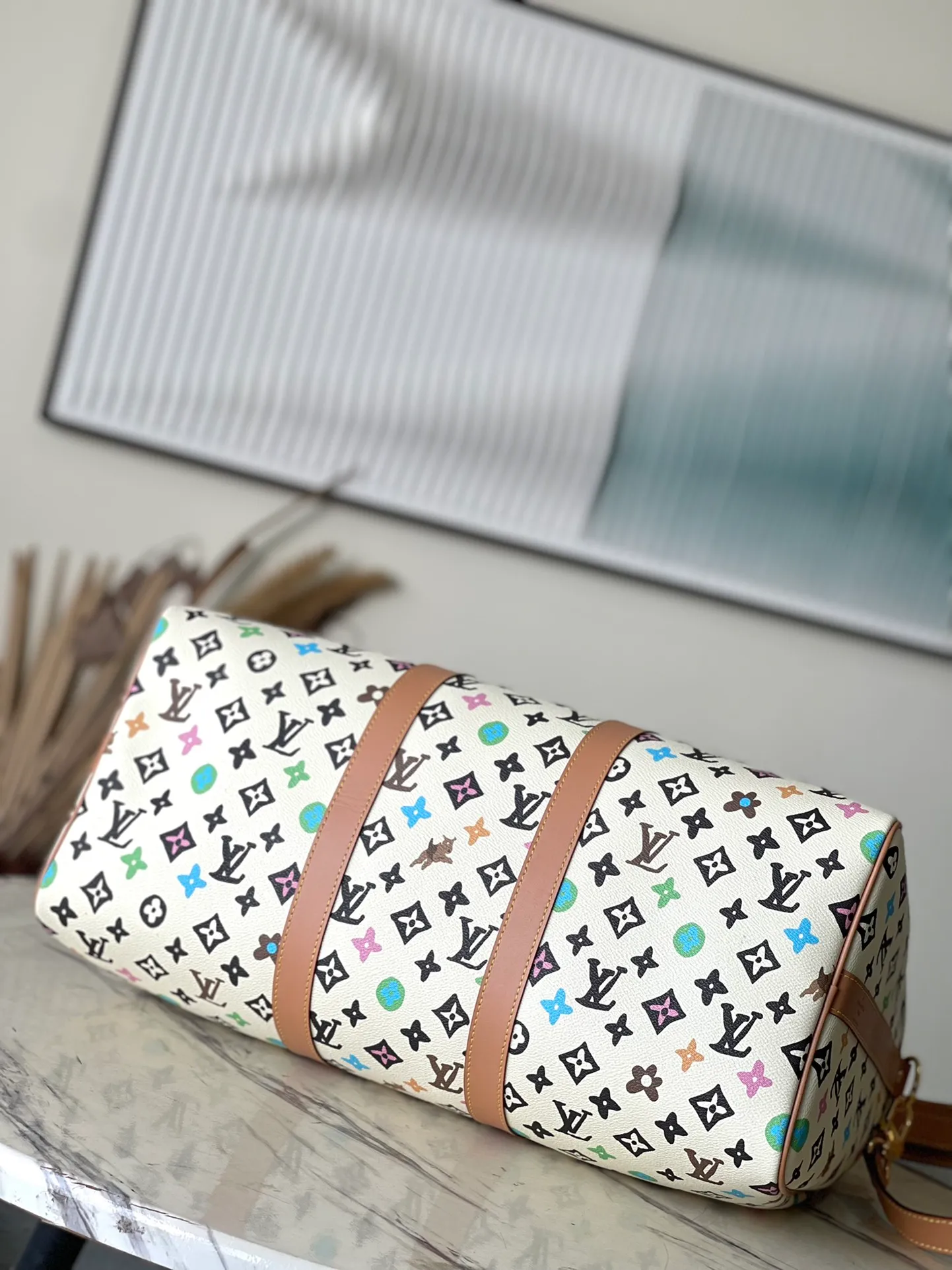 💰1180 Top Original M25233 KEEPALL BANDOULIERE This Keepall Bandouliere45 travel bag is made of colorful Monogram Craggy canvas, showing Tyler's hand-painted Monogram pattern, daisies and hard dog elements. Fine cow leather wraps the top handles, side straps, detachable shoulder strap and detachable wave-effect nameplate. Dimensions: 45 × 27 × 20 cm