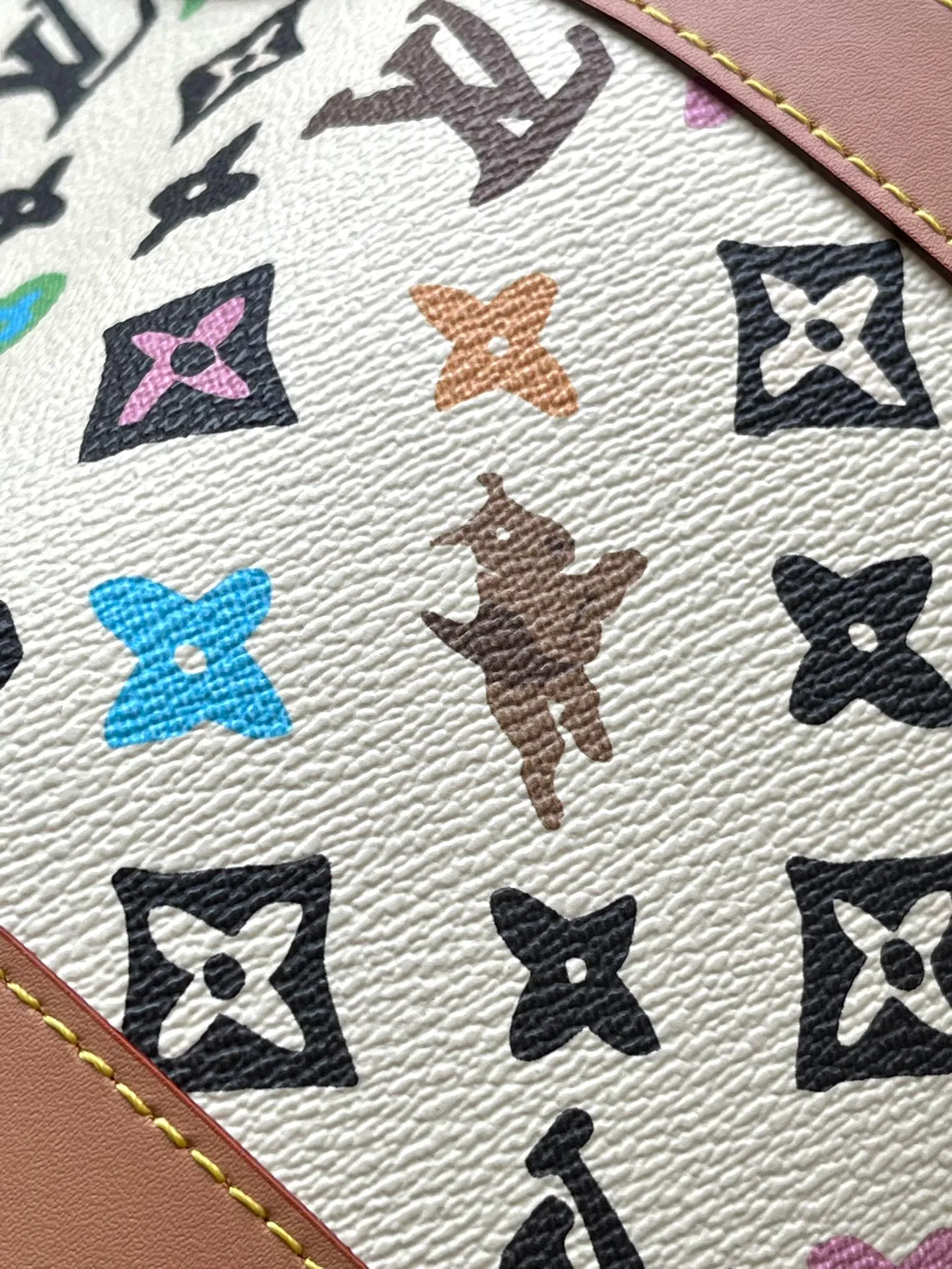 💰1180 Top Original M25233 KEEPALL BANDOULIERE This Keepall Bandouliere45 travel bag is made of colorful Monogram Craggy canvas, showing Tyler's hand-painted Monogram pattern, daisies and hard dog elements. Fine cow leather wraps the top handles, side straps, detachable shoulder strap and detachable wave-effect nameplate. Dimensions: 45 × 27 × 20 cm