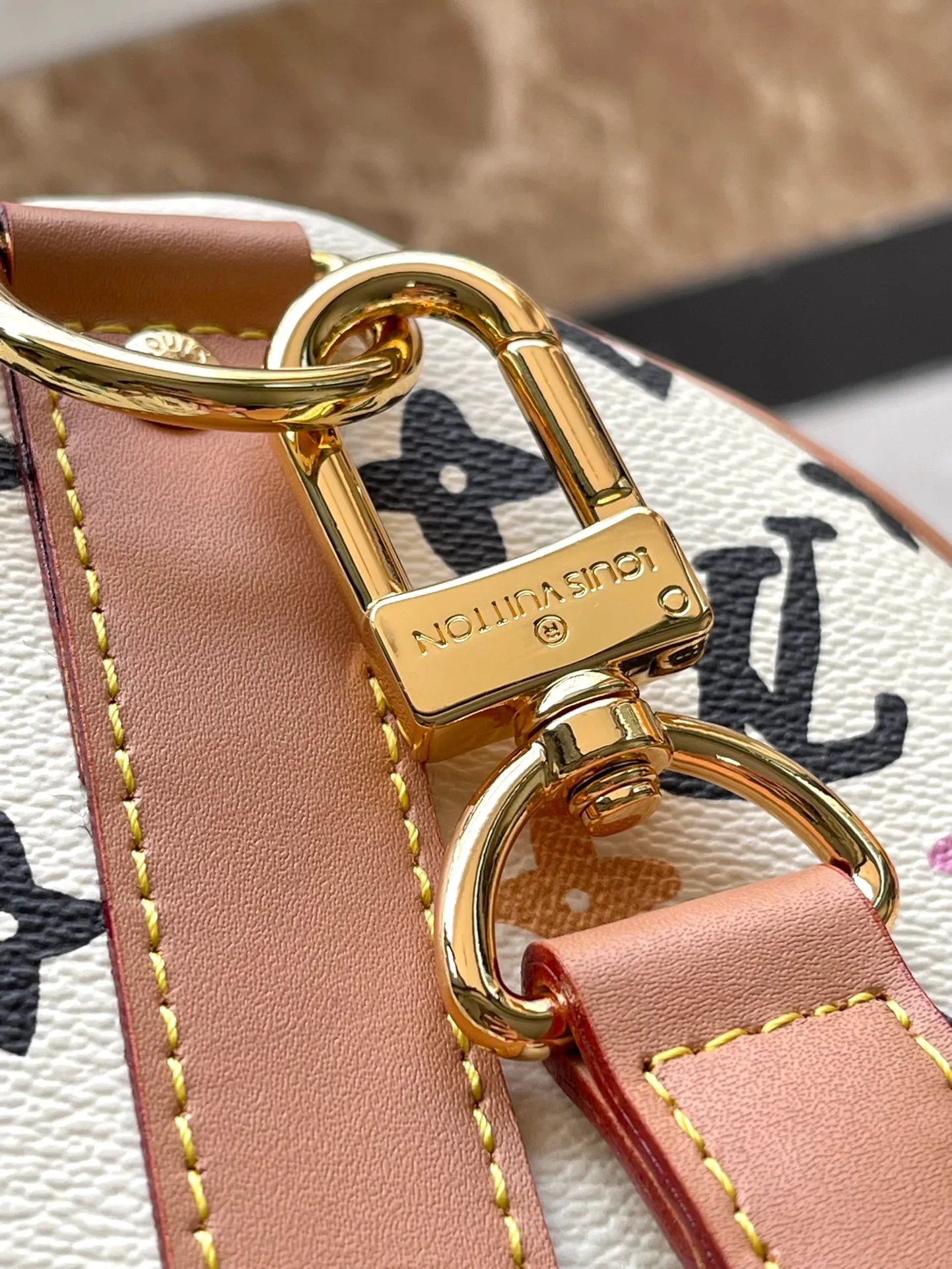 💰1180 Top Original M25233 KEEPALL BANDOULIERE This Keepall Bandouliere45 travel bag is made of colorful Monogram Craggy canvas, showing Tyler's hand-painted Monogram pattern, daisies and hard dog elements. Fine cow leather wraps the top handles, side straps, detachable shoulder strap and detachable wave-effect nameplate. Dimensions: 45 × 27 × 20 cm