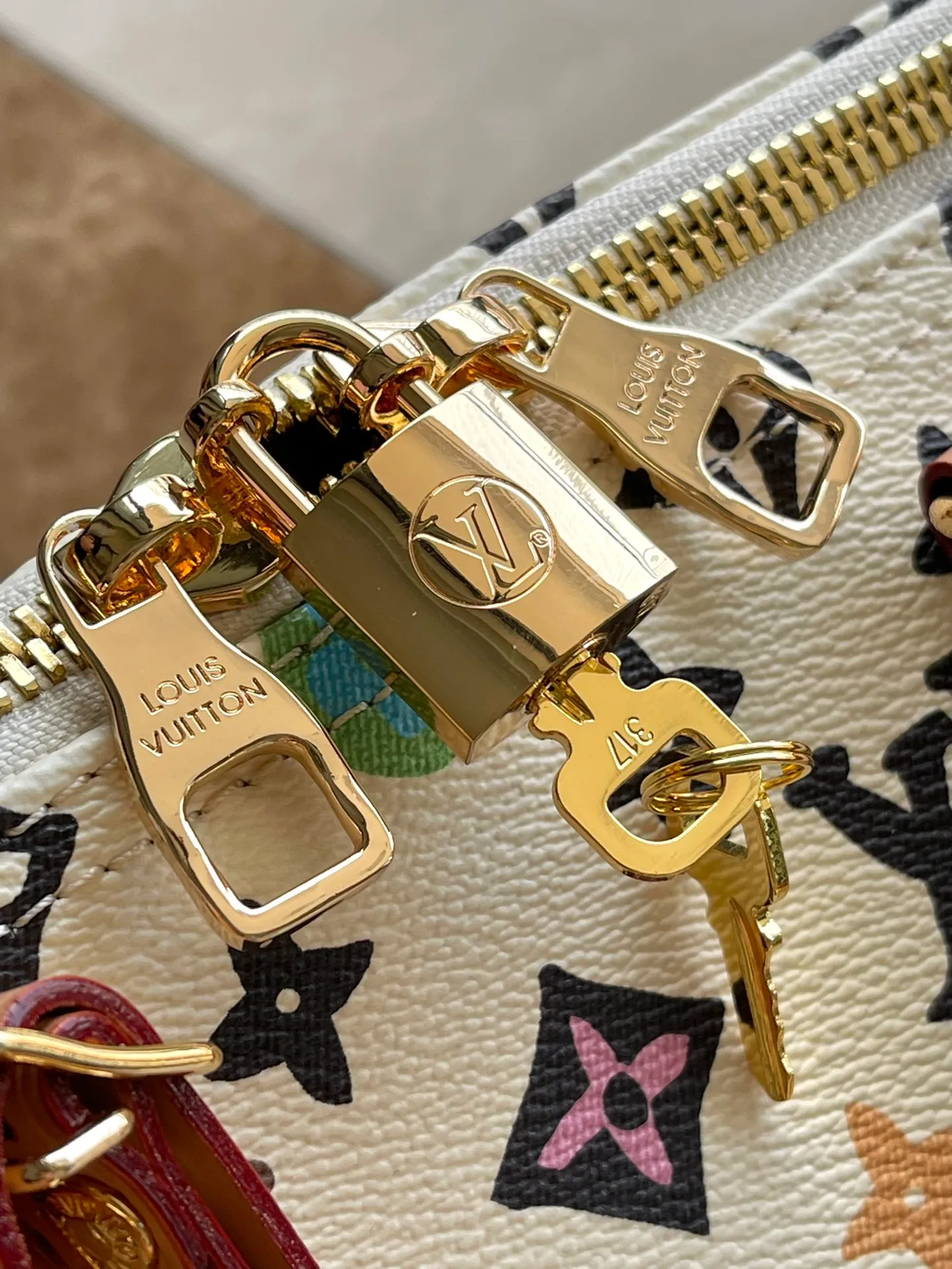 💰1180 Top Original M25233 KEEPALL BANDOULIERE This Keepall Bandouliere45 travel bag is made of colorful Monogram Craggy canvas, showing Tyler's hand-painted Monogram pattern, daisies and hard dog elements. Fine cow leather wraps the top handles, side straps, detachable shoulder strap and detachable wave-effect nameplate. Dimensions: 45 × 27 × 20 cm