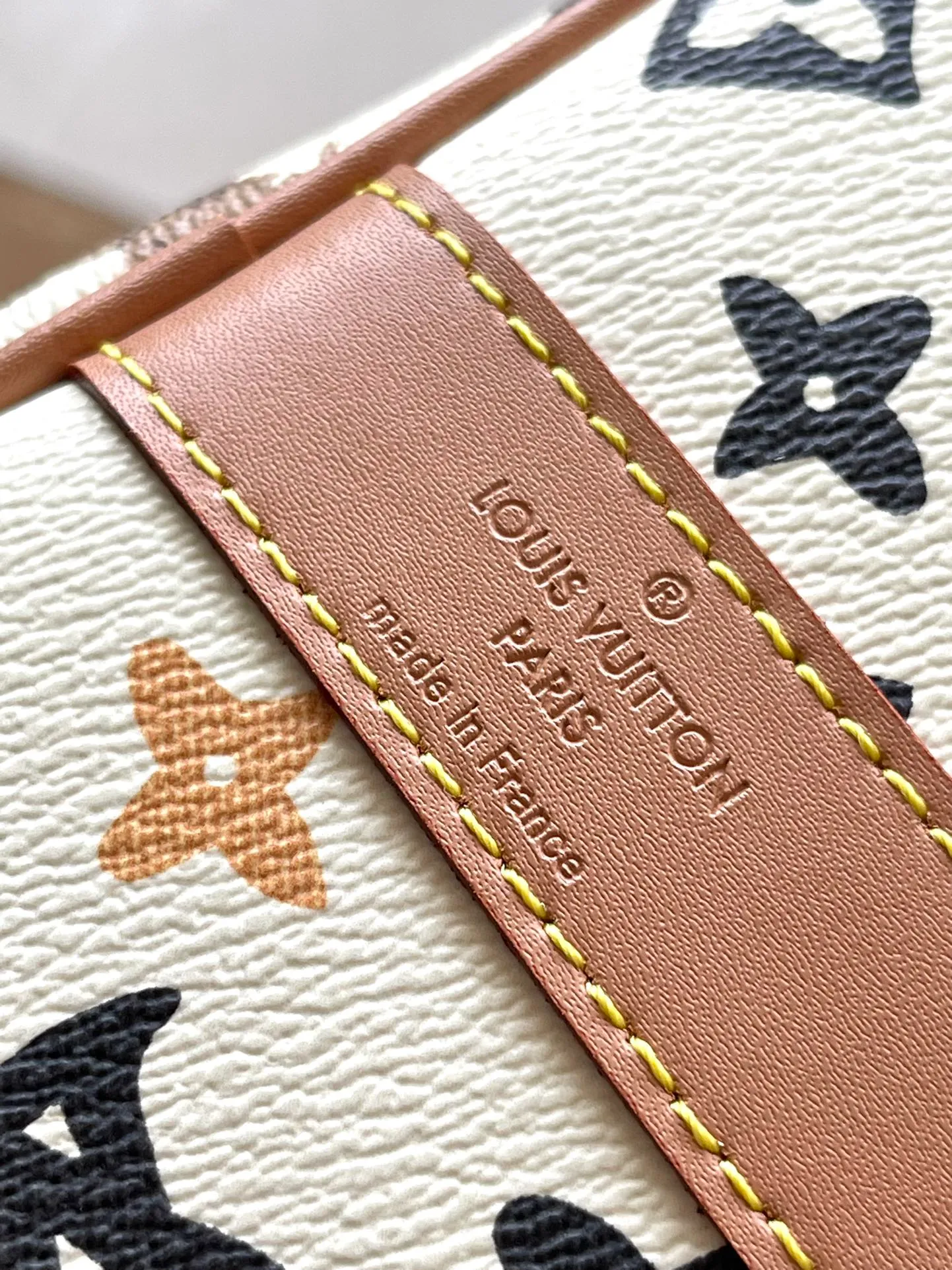💰1180 Top Original M25233 KEEPALL BANDOULIERE This Keepall Bandouliere45 travel bag is made of colorful Monogram Craggy canvas, showing Tyler's hand-painted Monogram pattern, daisies and hard dog elements. Fine cow leather wraps the top handles, side straps, detachable shoulder strap and detachable wave-effect nameplate. Dimensions: 45 × 27 × 20 cm