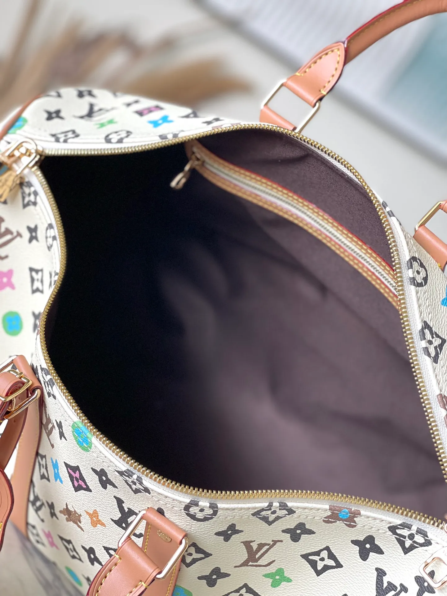 💰1180 Top Original M25233 KEEPALL BANDOULIERE This Keepall Bandouliere45 travel bag is made of colorful Monogram Craggy canvas, showing Tyler's hand-painted Monogram pattern, daisies and hard dog elements. Fine cow leather wraps the top handles, side straps, detachable shoulder strap and detachable wave-effect nameplate. Dimensions: 45 × 27 × 20 cm