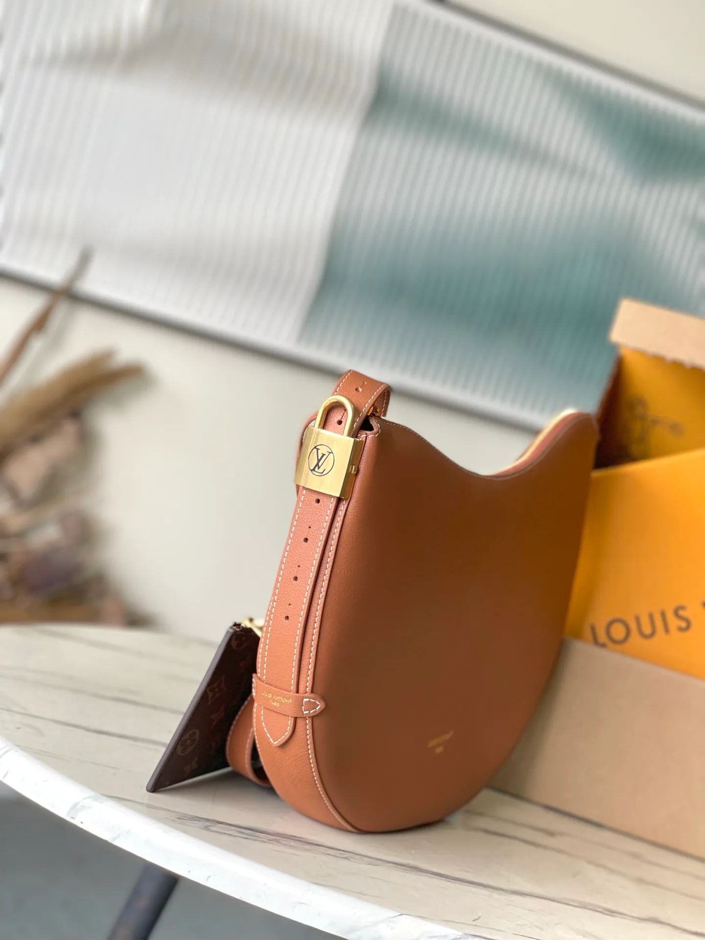 💰1180 (top layer leather) top original order M14642 launches LowKey Cookie medium handbag, highlighting brand heritage and exquisite craftsmanship with elegant design. The soft cow leather will show its unique color over time, and the aged metal padlock and detachable Monogram storage bag are rich details, allowing you to switch to multiple carrying methods at will. Dimensions: 32 × 26 × 5 cm