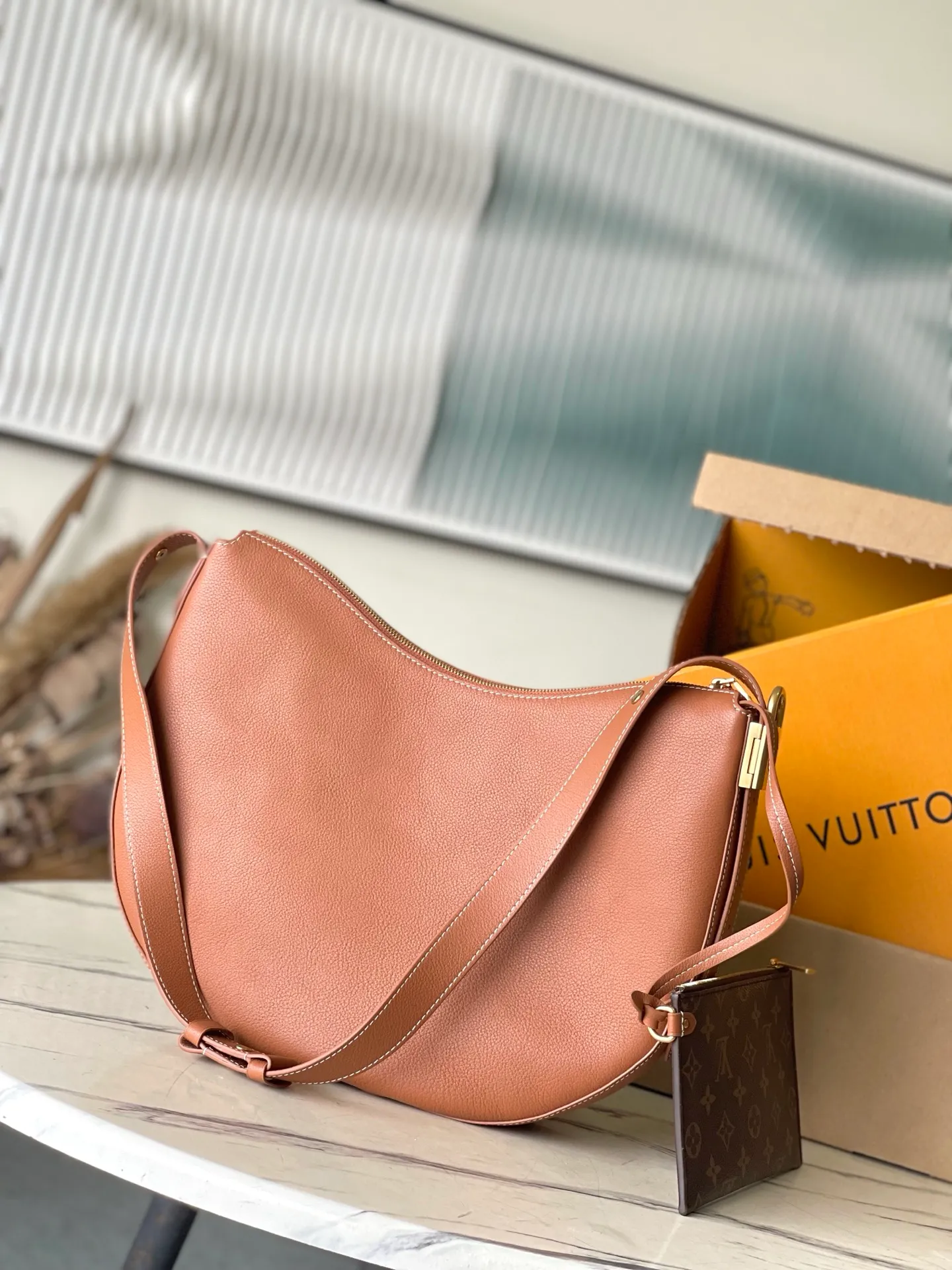 💰1180 (top layer leather) top original order M14642 launches LowKey Cookie medium handbag, highlighting brand heritage and exquisite craftsmanship with elegant design. The soft cow leather will show its unique color over time, and the aged metal padlock and detachable Monogram storage bag are rich details, allowing you to switch to multiple carrying methods at will. Dimensions: 32 × 26 × 5 cm
