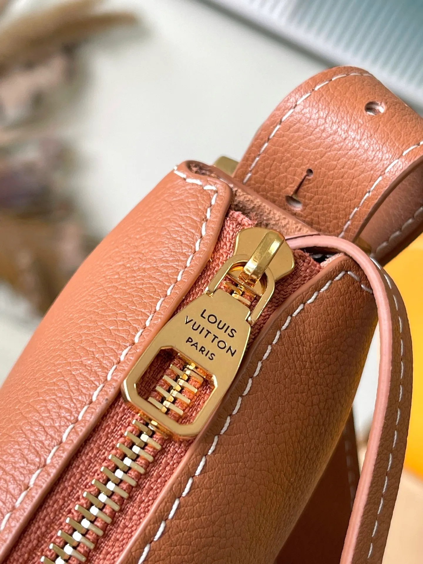 💰1180 (top layer leather) top original order M14642 launches LowKey Cookie medium handbag, highlighting brand heritage and exquisite craftsmanship with elegant design. The soft cow leather will show its unique color over time, and the aged metal padlock and detachable Monogram storage bag are rich details, allowing you to switch to multiple carrying methods at will. Dimensions: 32 × 26 × 5 cm